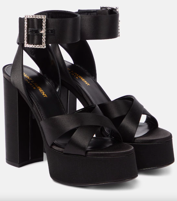 Heels και κάλτσες: To street style combo που θα φορέσουμε και στις γιορτές-1