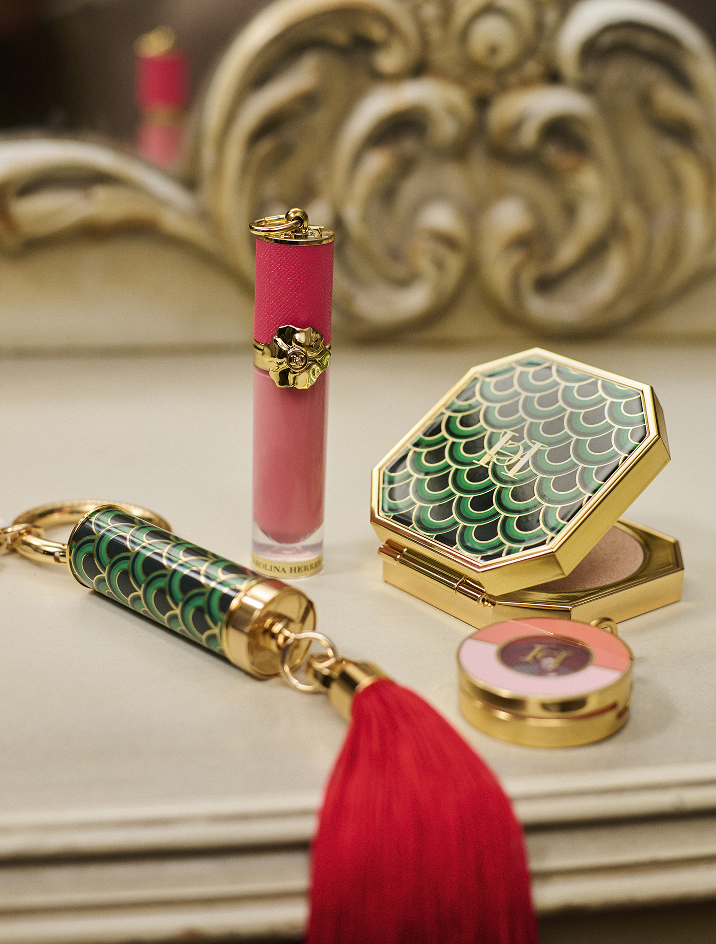Vogue x Carolina Herrera: Η Κλέλια Ανδριολάτου δημιουργεί τα πιο glam festive looks-4