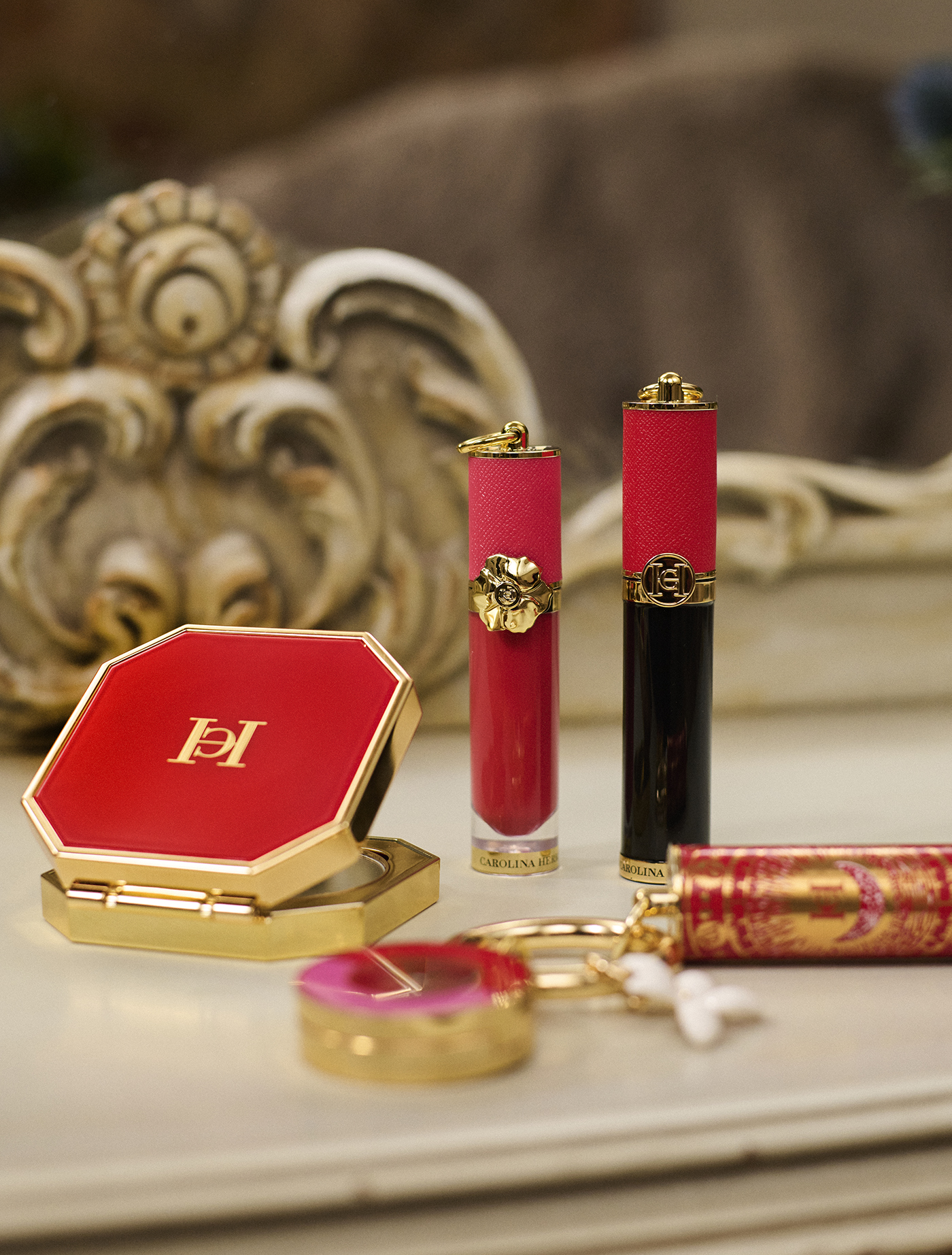 Vogue x Carolina Herrera: Η Κλέλια Ανδριολάτου δημιουργεί τα πιο glam festive looks-7