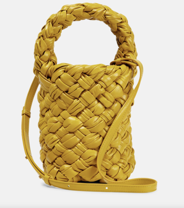 Οι Γαλλίδες ορκίζονται στη νέα bucket bag για το 2024-4