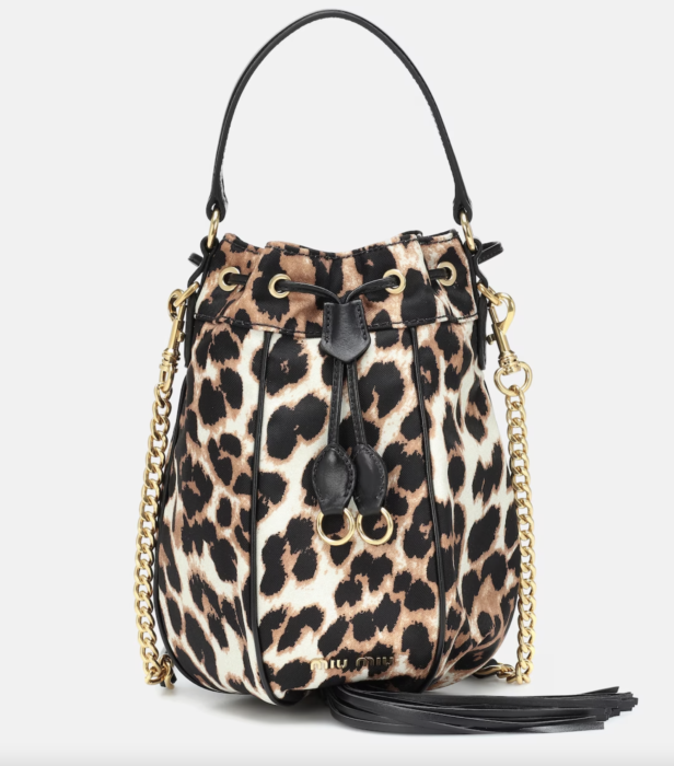 Οι Γαλλίδες ορκίζονται στη νέα bucket bag για το 2024-8