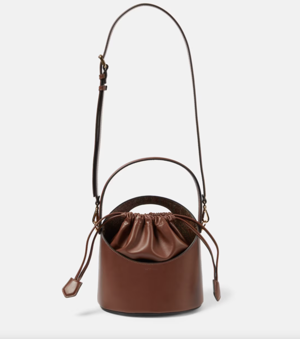 Οι Γαλλίδες ορκίζονται στη νέα bucket bag για το 2024-7