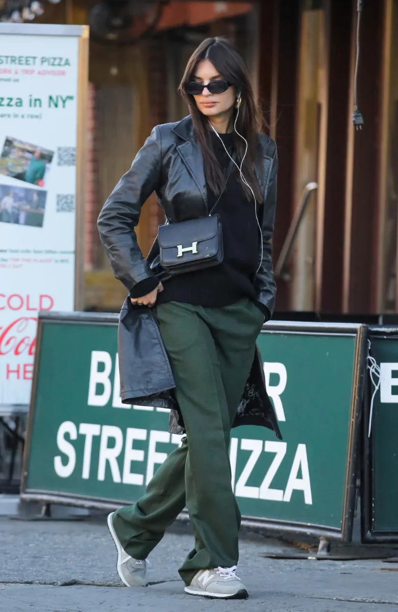 Αυτά τα γκρι sneakers είναι η πιο chic τάση τώρα-1