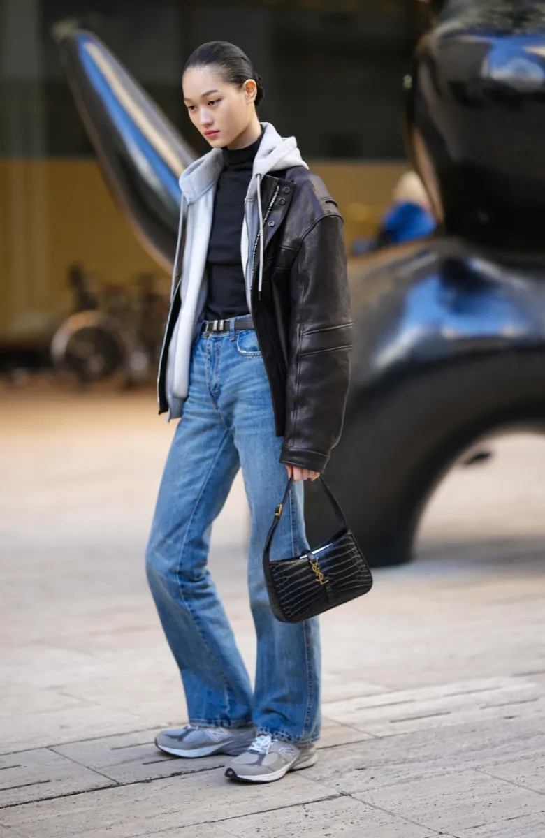 Αυτά τα γκρι sneakers είναι η πιο chic τάση τώρα-5