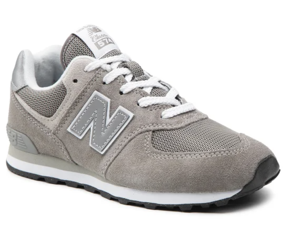 Αυτά τα γκρι sneakers είναι η πιο chic τάση τώρα-2