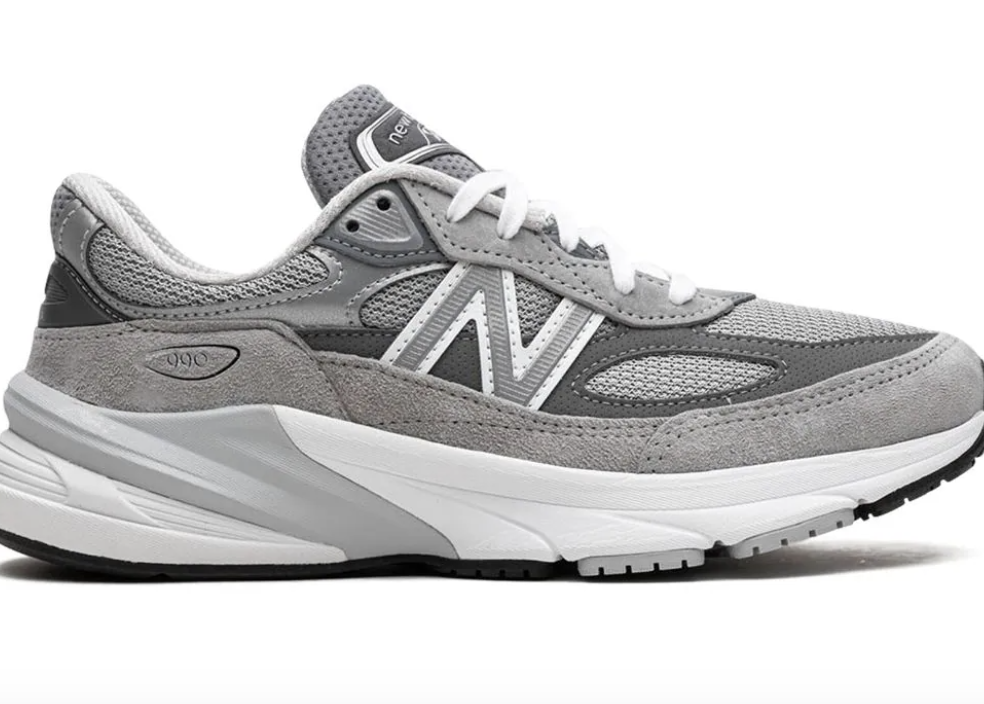 Αυτά τα γκρι sneakers είναι η πιο chic τάση τώρα-7