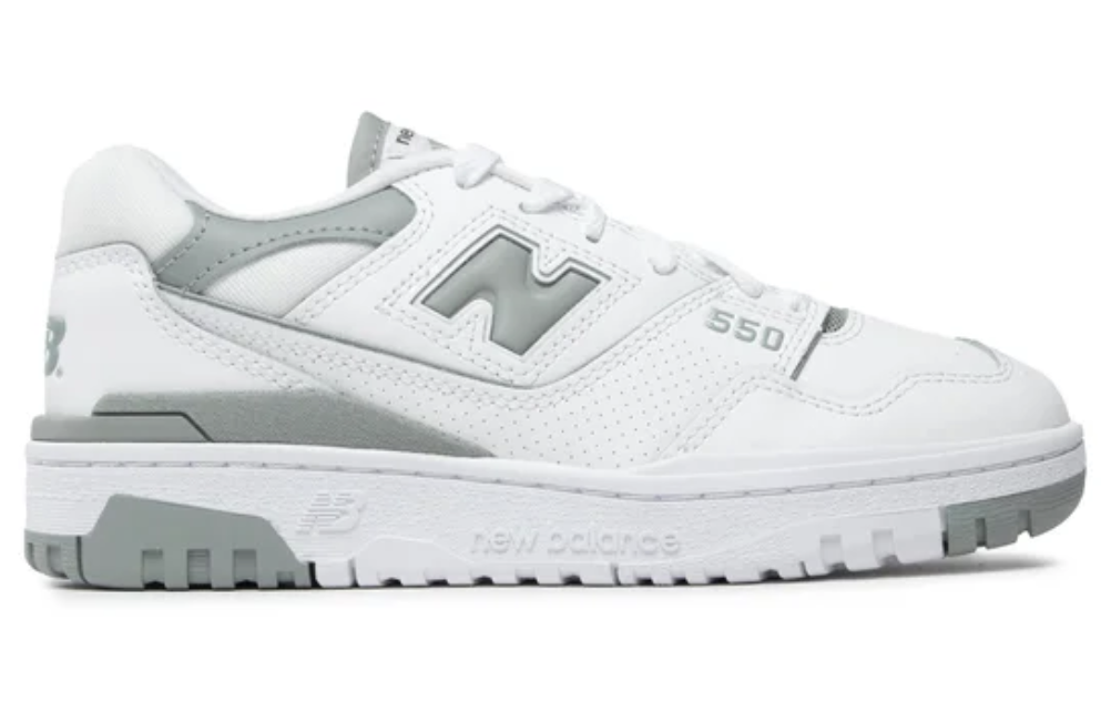 Αυτά τα γκρι sneakers είναι η πιο chic τάση τώρα-3