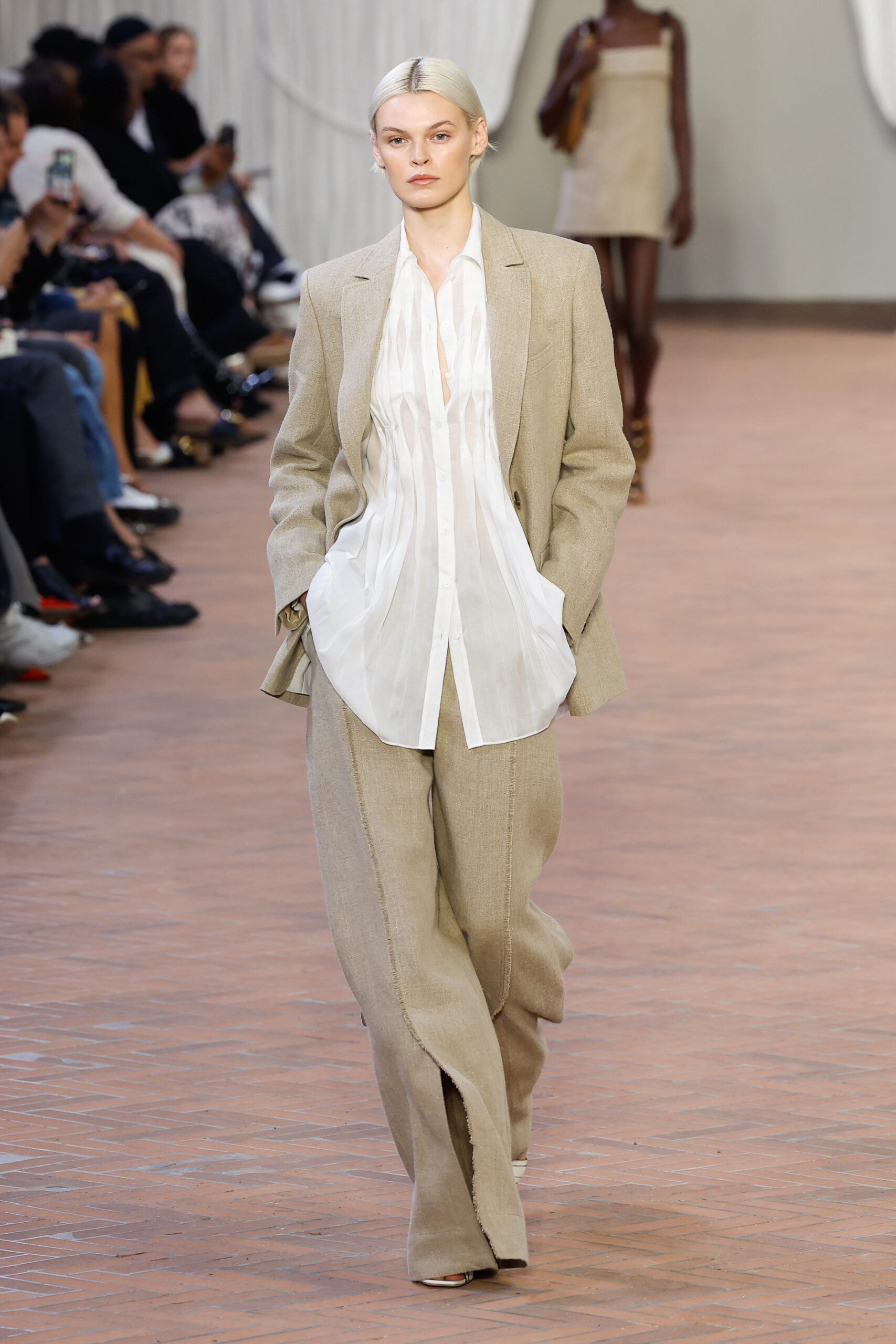 Λευκό πουκάμισο: Οι 6 fresh τρόποι να το φορέσετε την άνοιξη-7