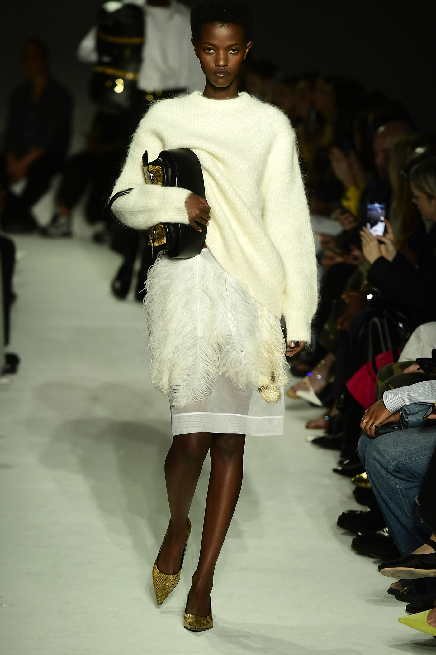 Minimal Aesthetic: 6 catwalk trends διατηρούν το στυλ στην πρώτη γραμμή της μόδας-4
