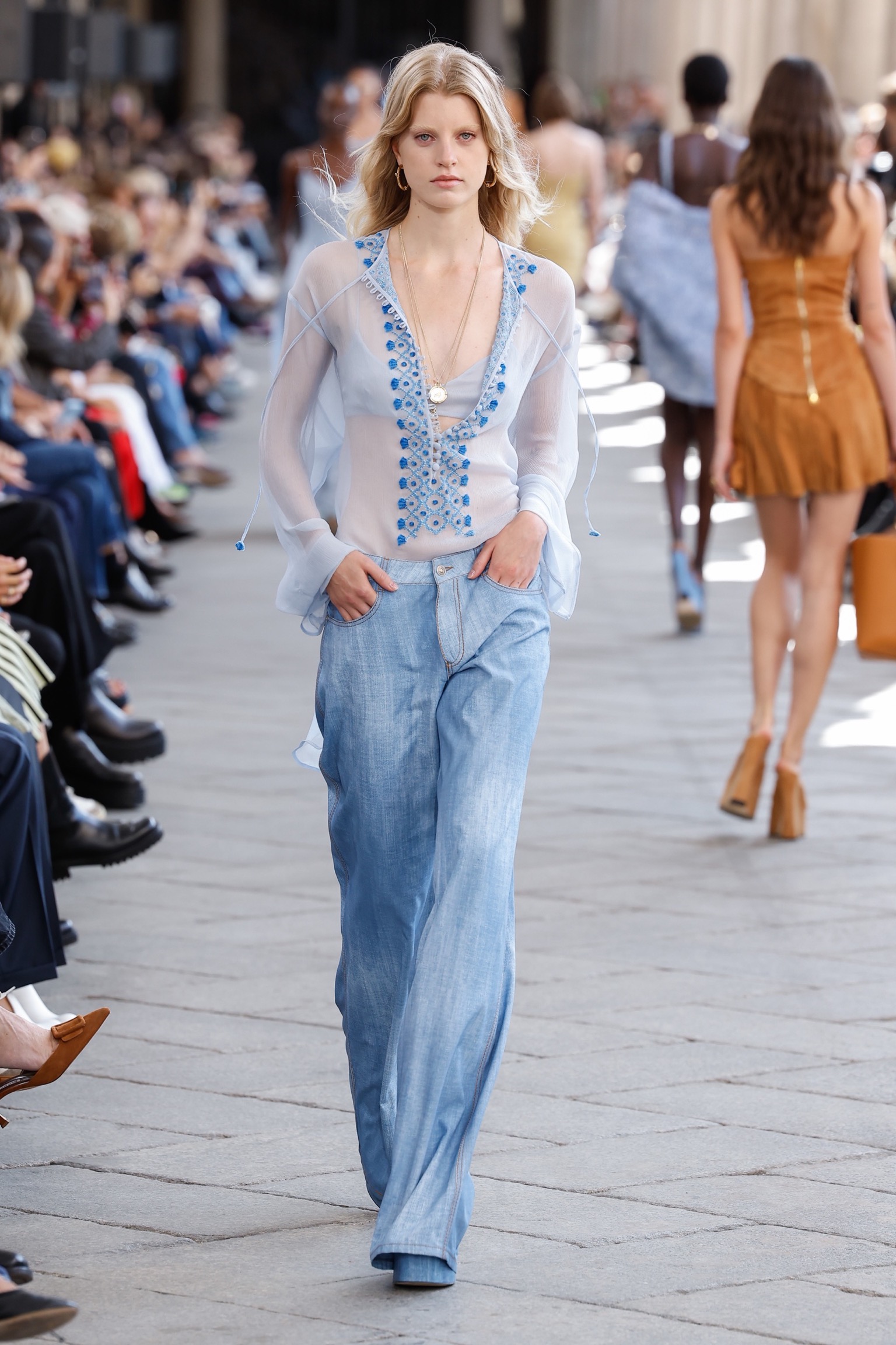 Light blue jeans: Τα τζιν που θα κυριαρχήσουν την άνοιξη του 2024-2