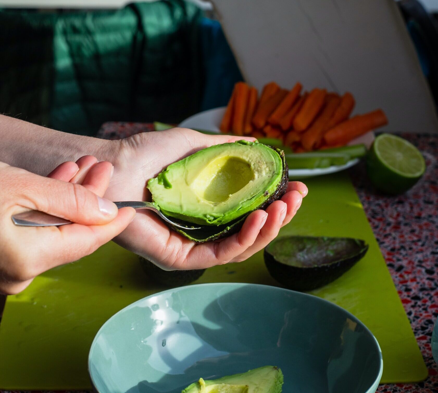 Как есть авокадо. Чем полезен авокадо. Авокадо. Косточка от авокадо. Авокадо для похудения.