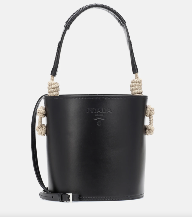 Οι Γαλλίδες ορκίζονται στη νέα bucket bag για το 2024 VOGUE.GR