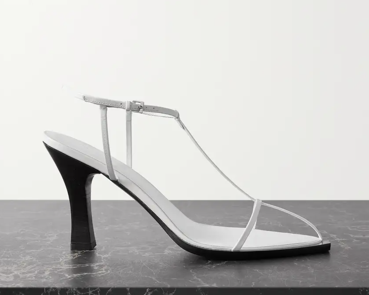 Τ-shoes: Η 90s τάση που επιστρέφει-1