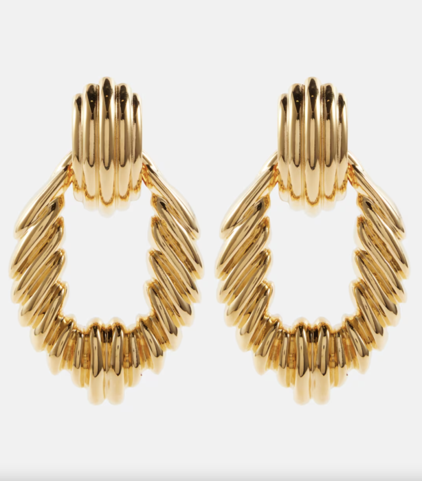 Αυτά τα 80s-style σκουλαρίκια απογειώνουν τα look των it girls τώρα-2