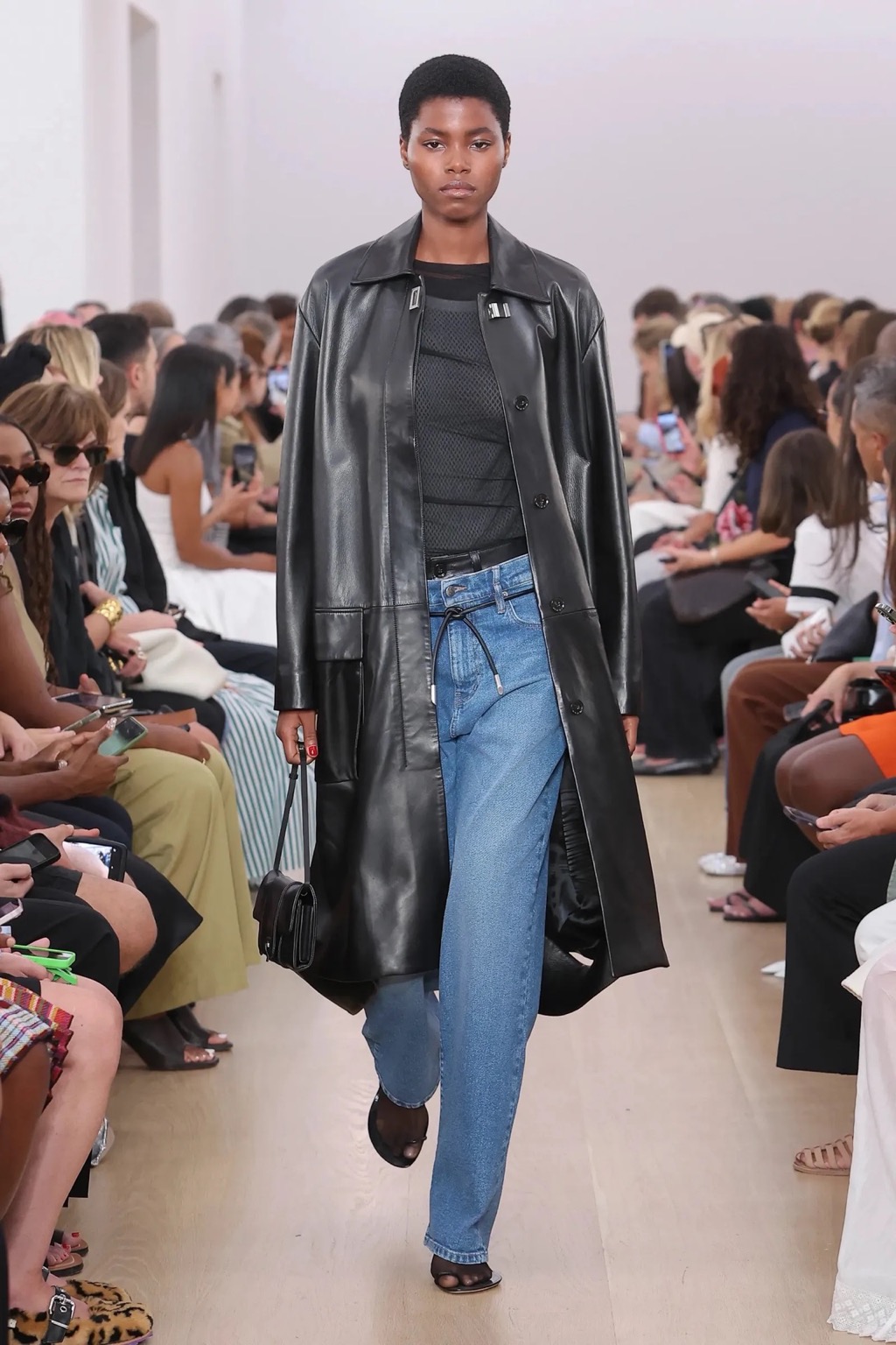 5 denim trends που θα αλλάξουν τον τρόπο που ντύνεστε το 2024-2