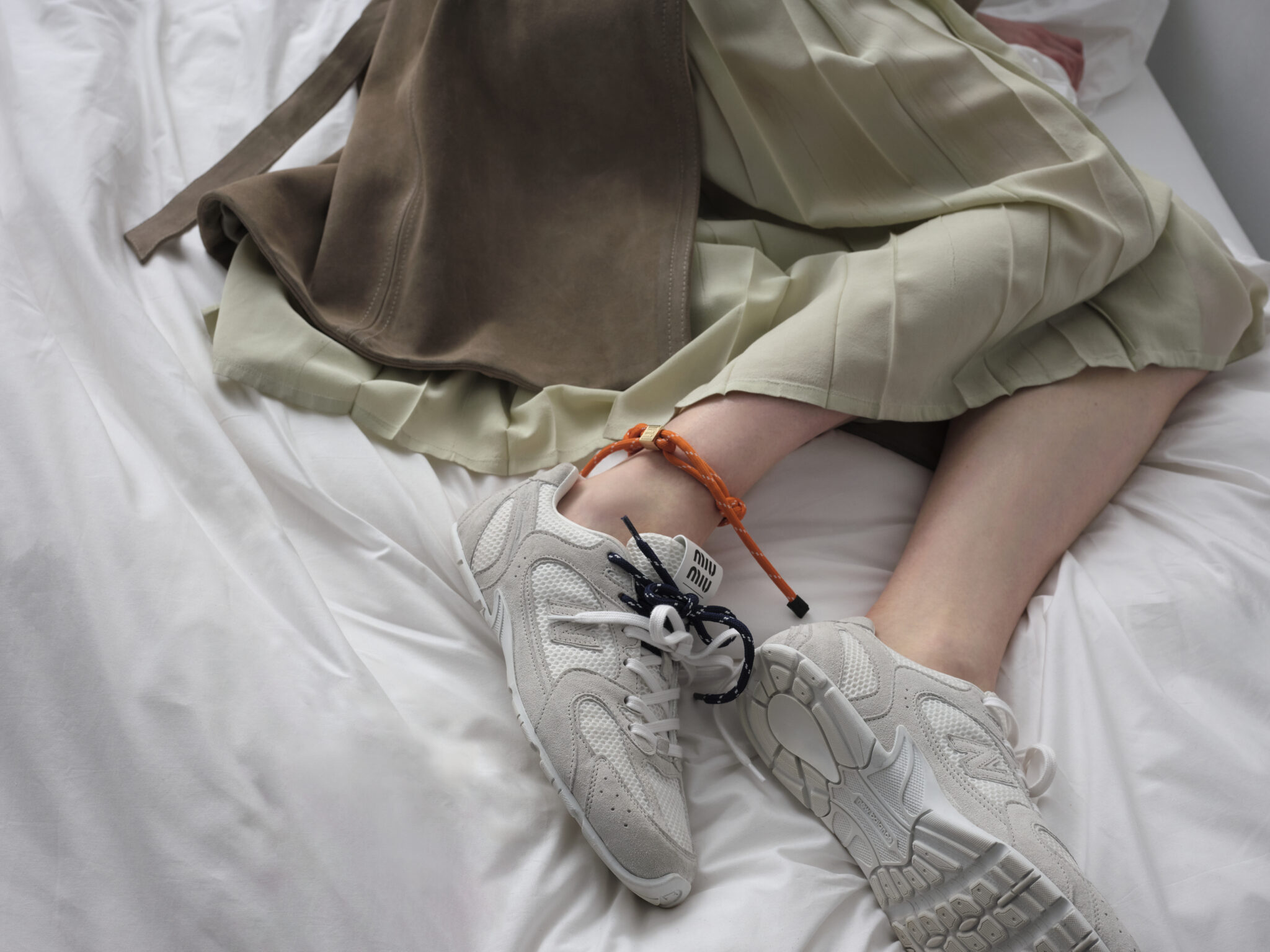 New Balance x Miu Miu 2024 Τα hot sneakers επιστρέφουν VOGUE.GR