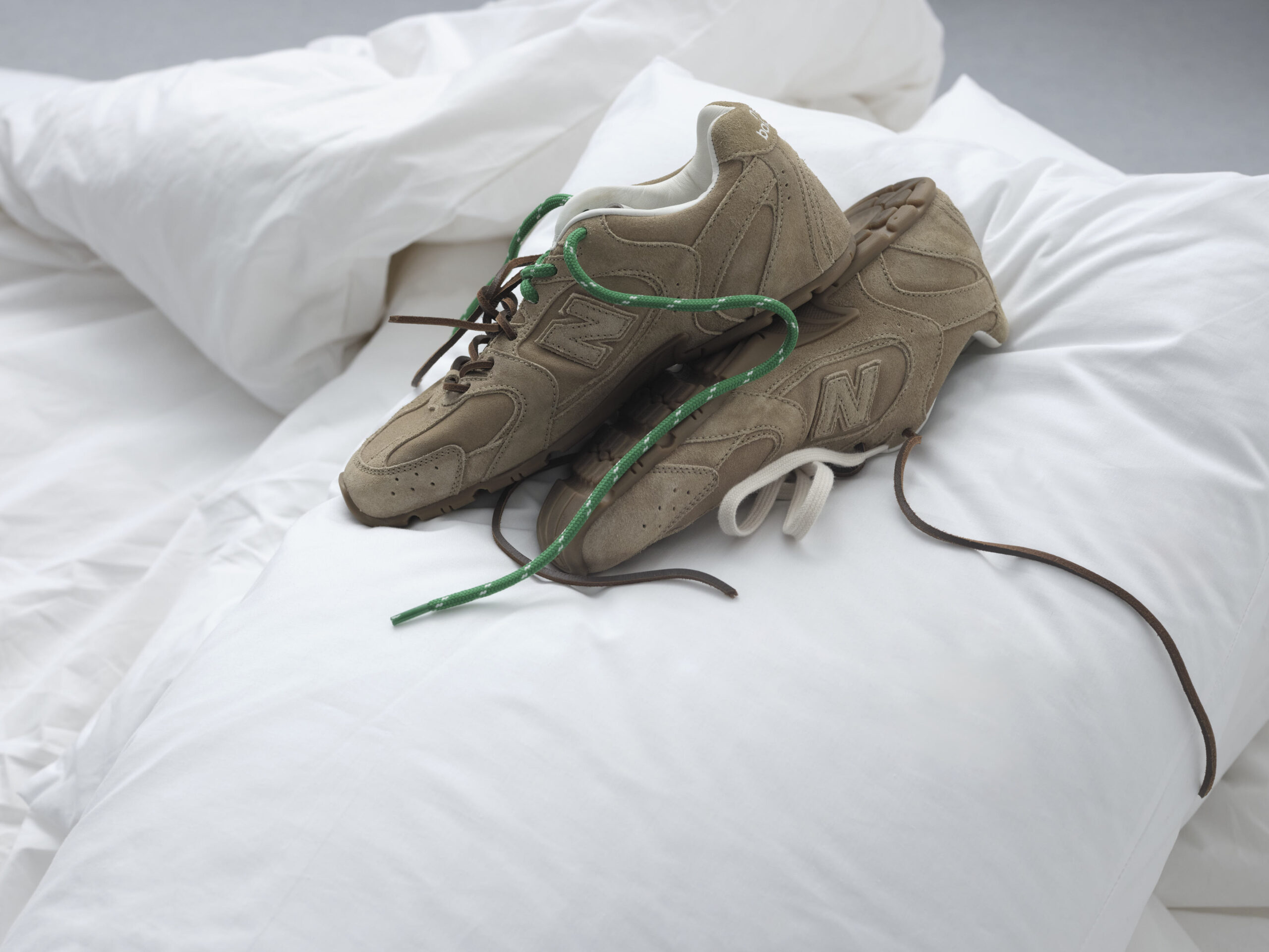 New Balance x Miu Miu 2024: Τα hot sneakers επιστρέφουν-2