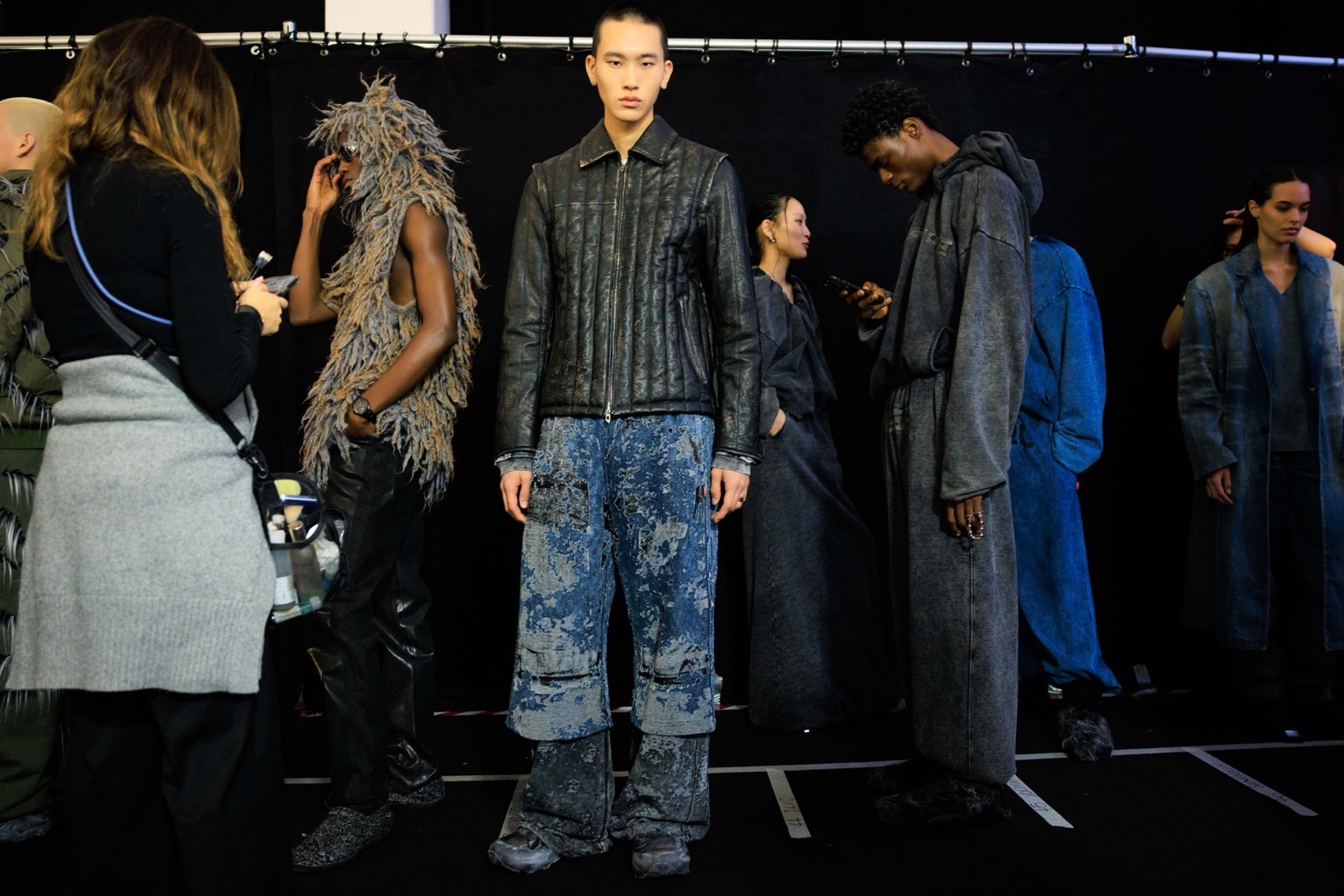 Diesel FW24: Ο Glenn Martens άνοιξε διάπλατα τις πόρτες του backstage-1