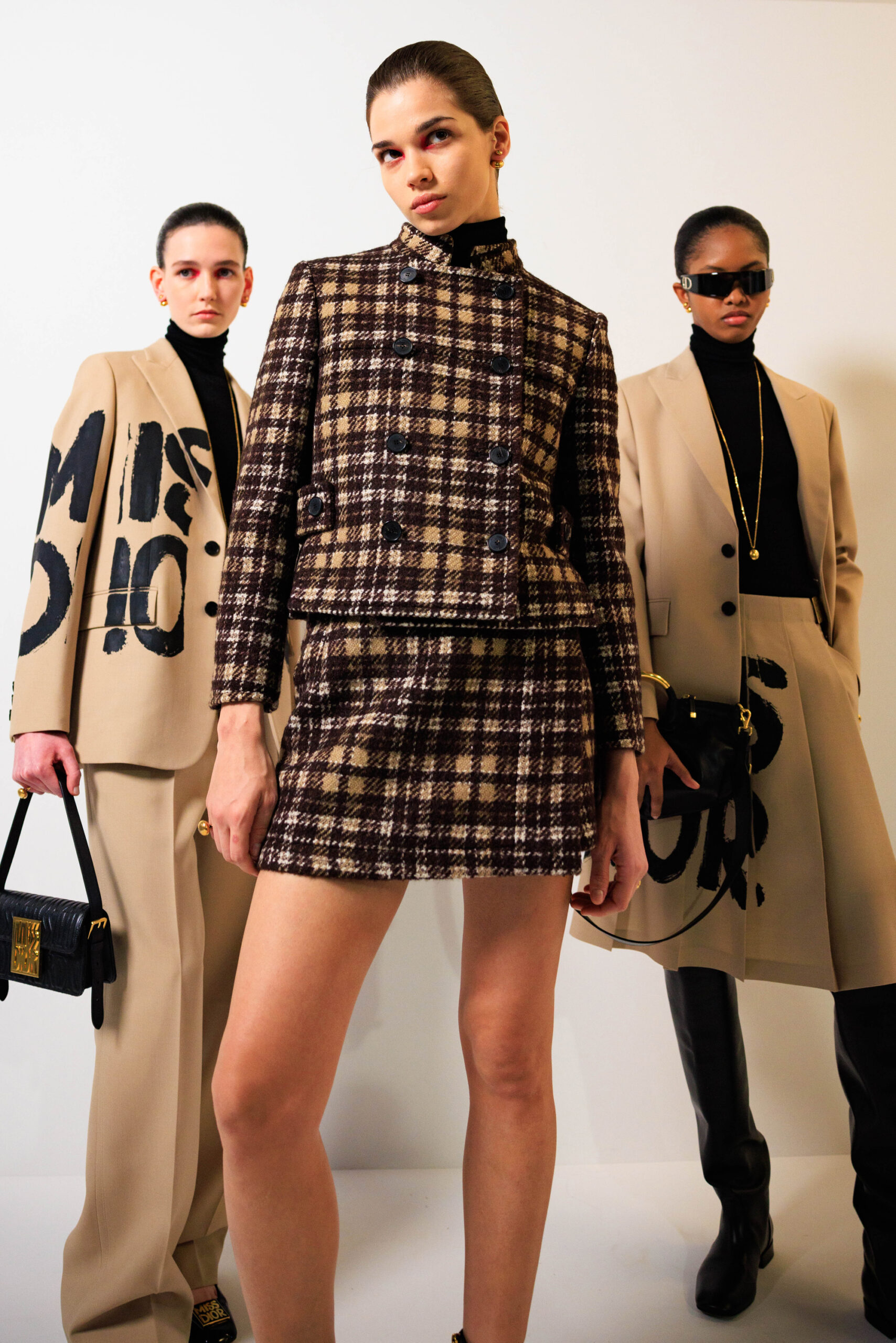 Dior FW 24-25: Επιστροφή στην ελευθερία των 60s-12
