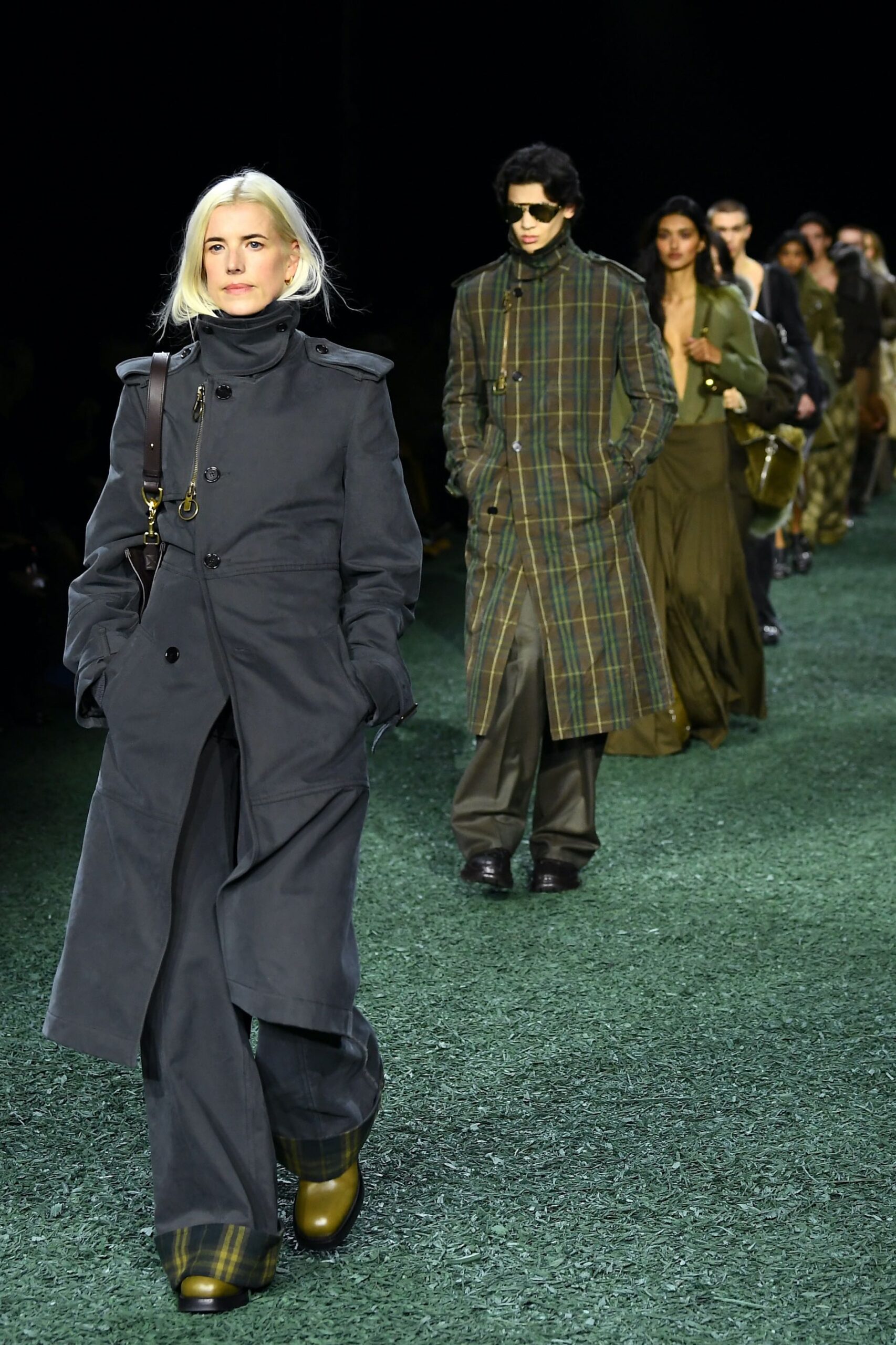 Burberry FW24: Όλες οι λεπτομέρειες για το νέο show του Daniel Lee-1