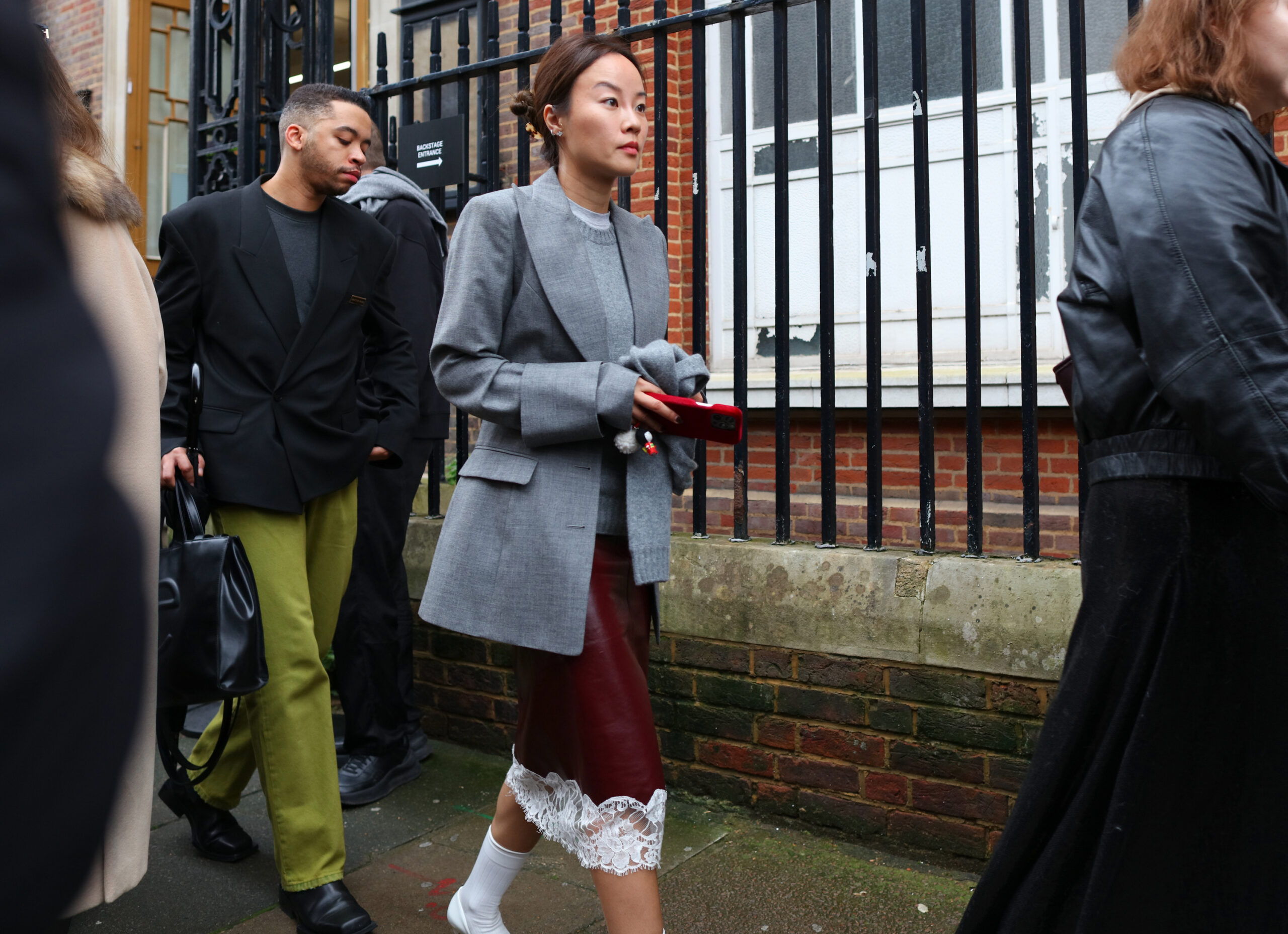 Εβδομάδα Μόδας Λονδίνου: Οι ωραιότερες street style εμφανίσεις-17