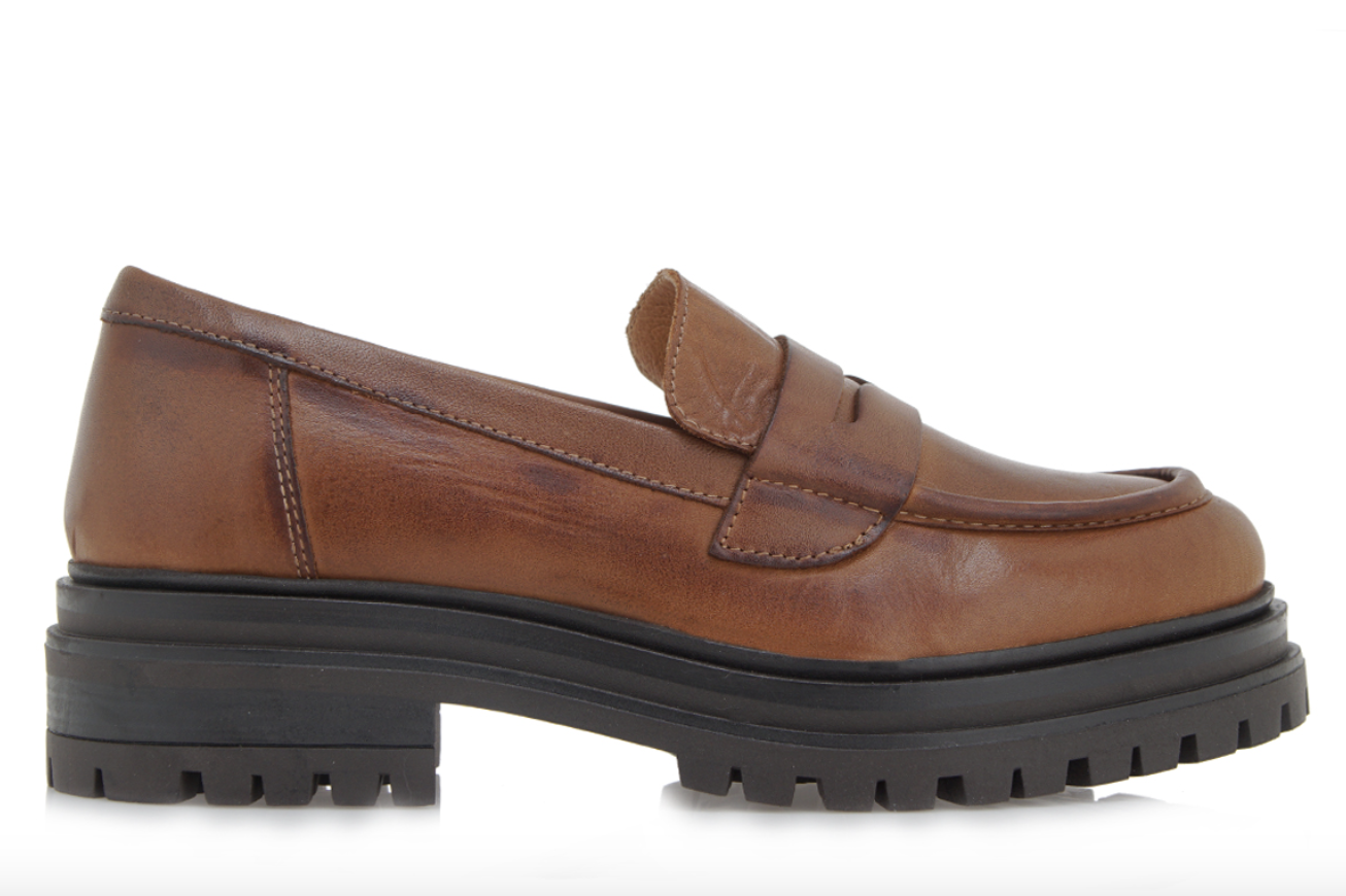 Loafers και midi φούστες: Είναι ο must συνδυασμός της άνοιξης-23