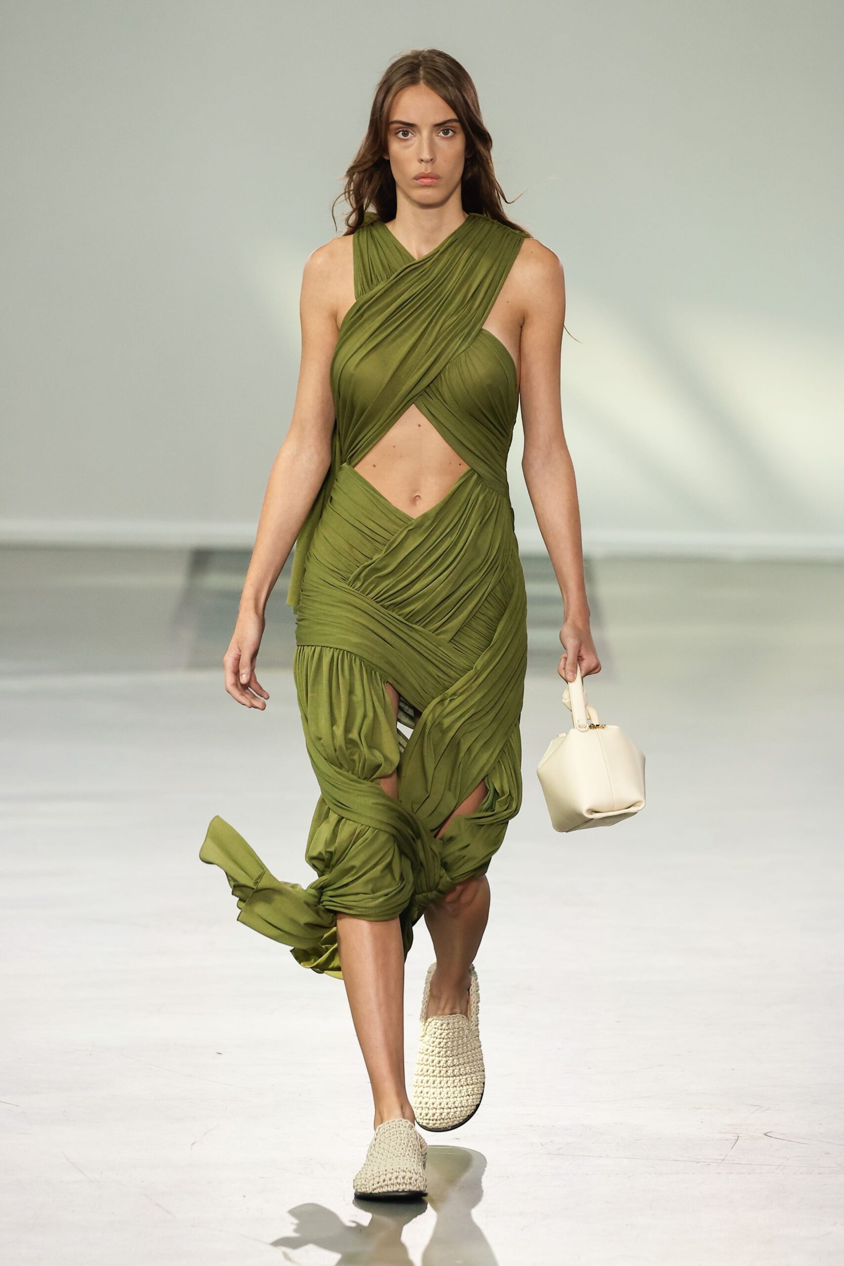 Κομψό όσο και το μαύρο: Το olive green είναι το it χρώμα της άνοιξης-2