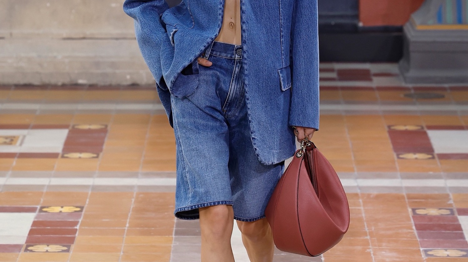 5 denim trends που θα αλλάξουν τον τρόπο που ντύνεστε το 2024 VOGUE.GR