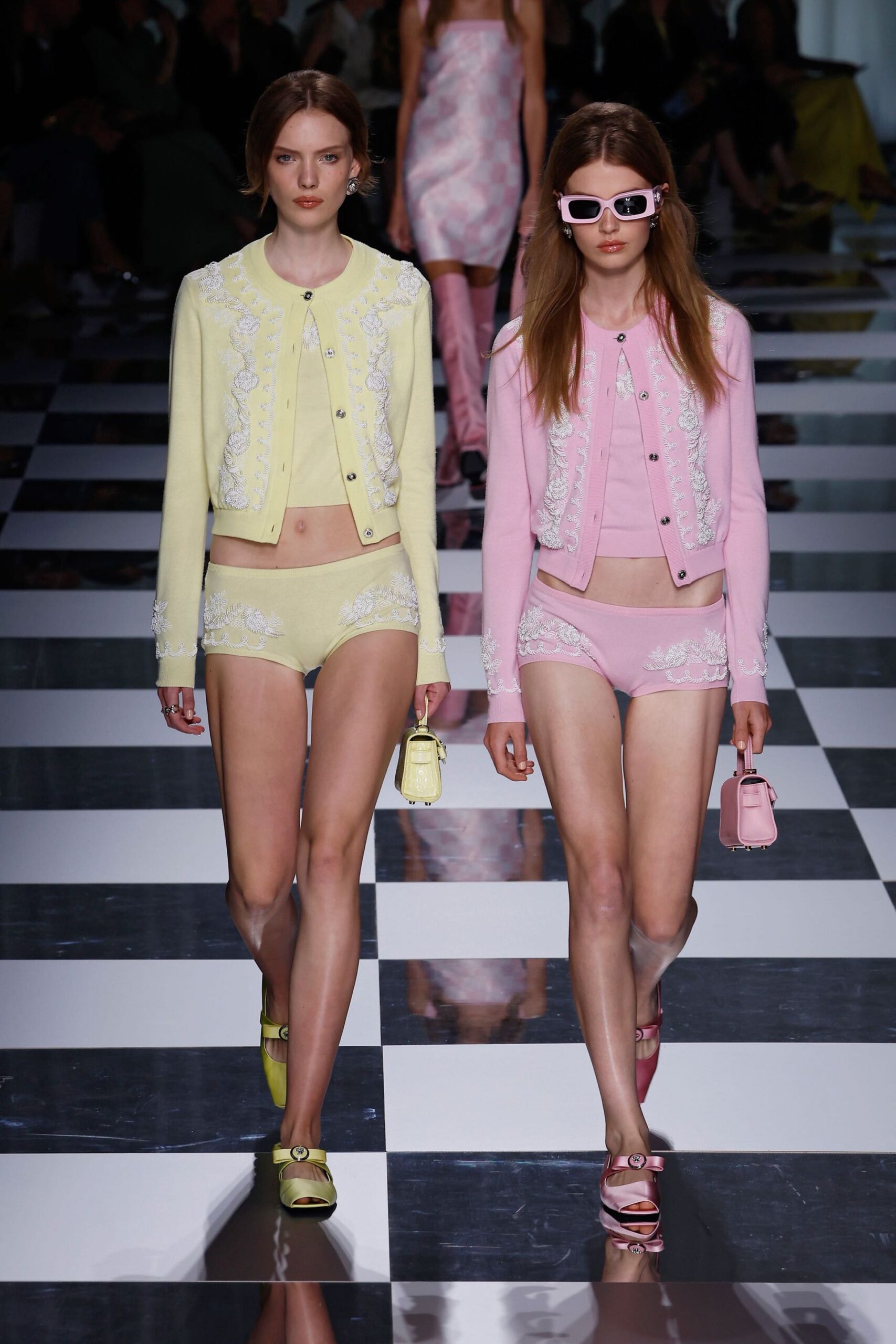Μετά τις micro skirts, τα micro shorts είναι η νέα μας εμμονή-3