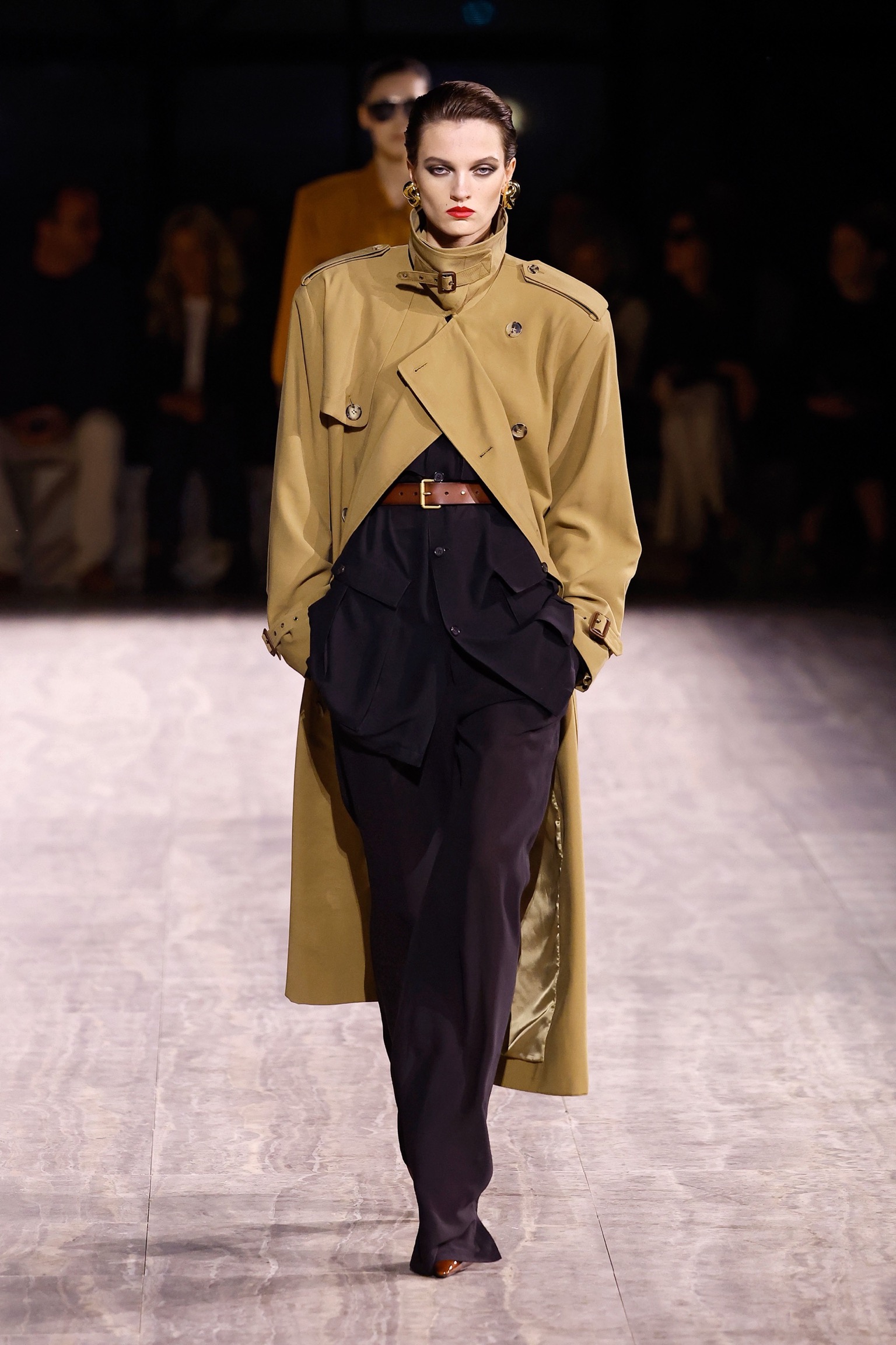Αυτά τα 80s-style σκουλαρίκια απογειώνουν τα look των it girls τώρα-1