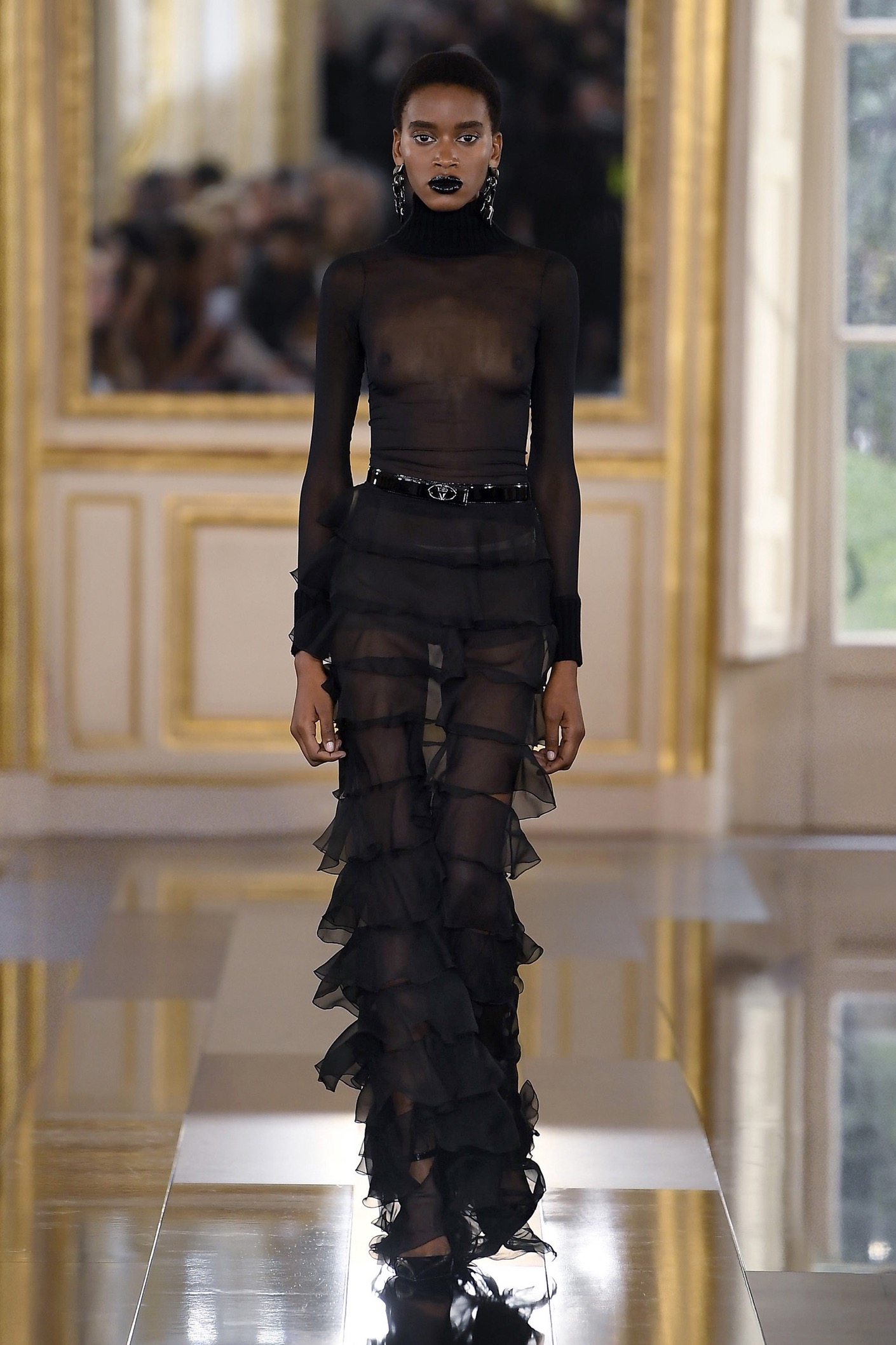 Valentino FW24: O Pierpaolo Piccioli συνέθεσε τον απόλυτο οδηγό του total black-4