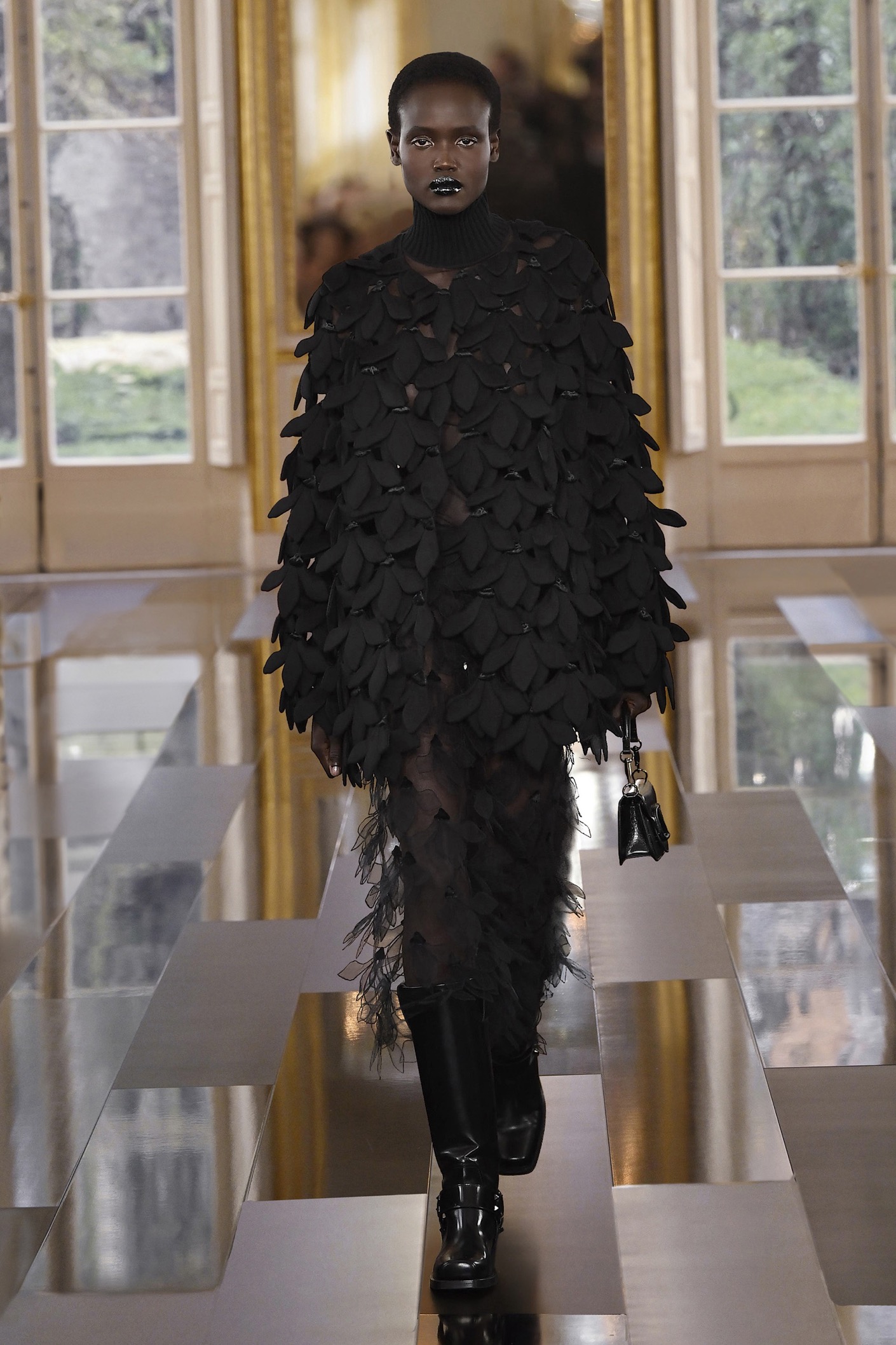Valentino FW24: O Pierpaolo Piccioli συνέθεσε τον απόλυτο οδηγό του total black-2