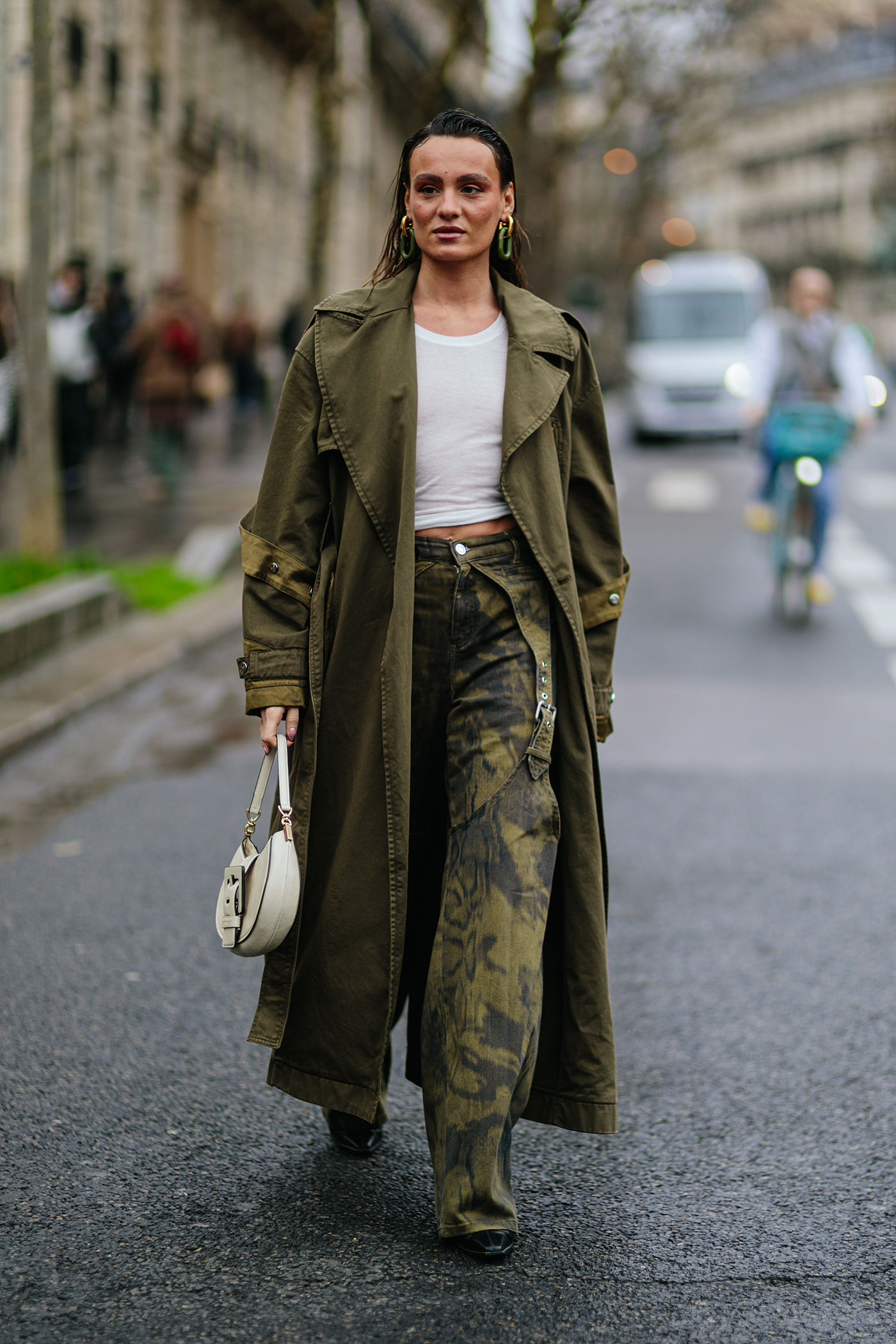 Τα 8 πανωφόρια της άνοιξης από το street style του Παρισιού-7