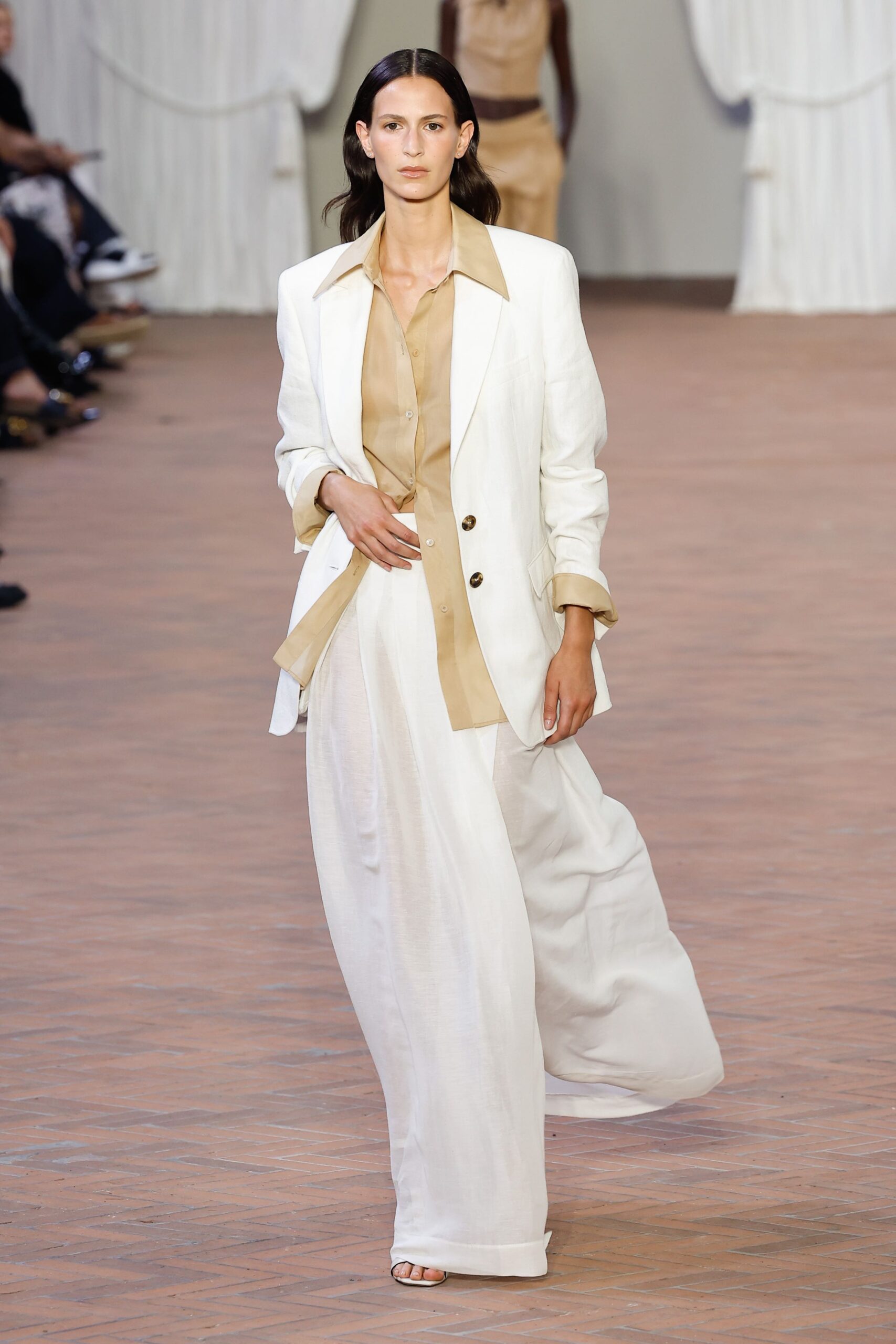Flowy skirt: Οι συνδυασμοί για να φορέσετε την αέρινη φούστα της άνοιξης-3