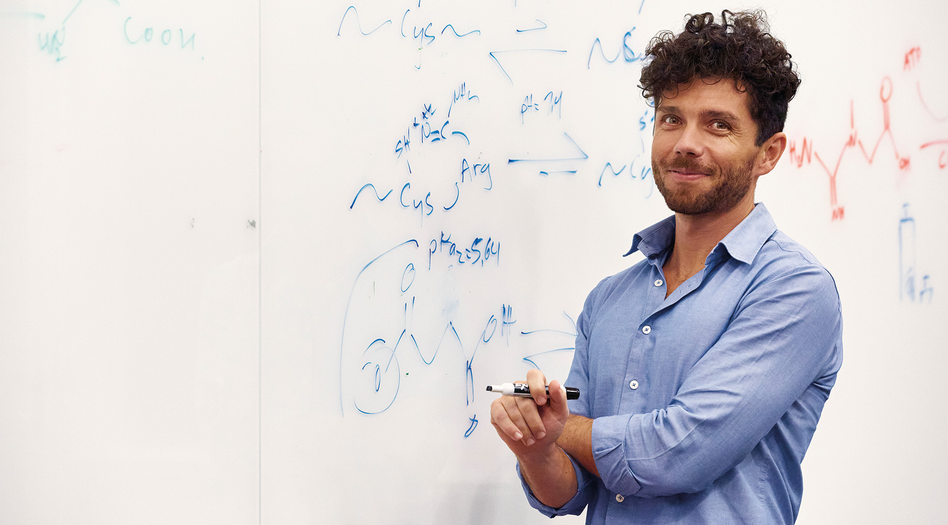 Vogue Greece Μαΐου: Ο Χριστόφορος Παπακαλιάτης αφηγείται την ιστορία του στο φακό του Richard Phibbs-4