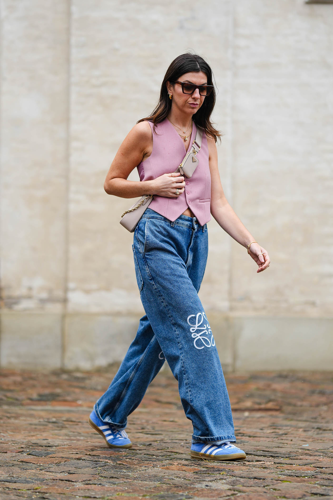 Baggy jeans: Με ποια παπούτσια θα συνδυάσετε το κάθε στυλ;-1
