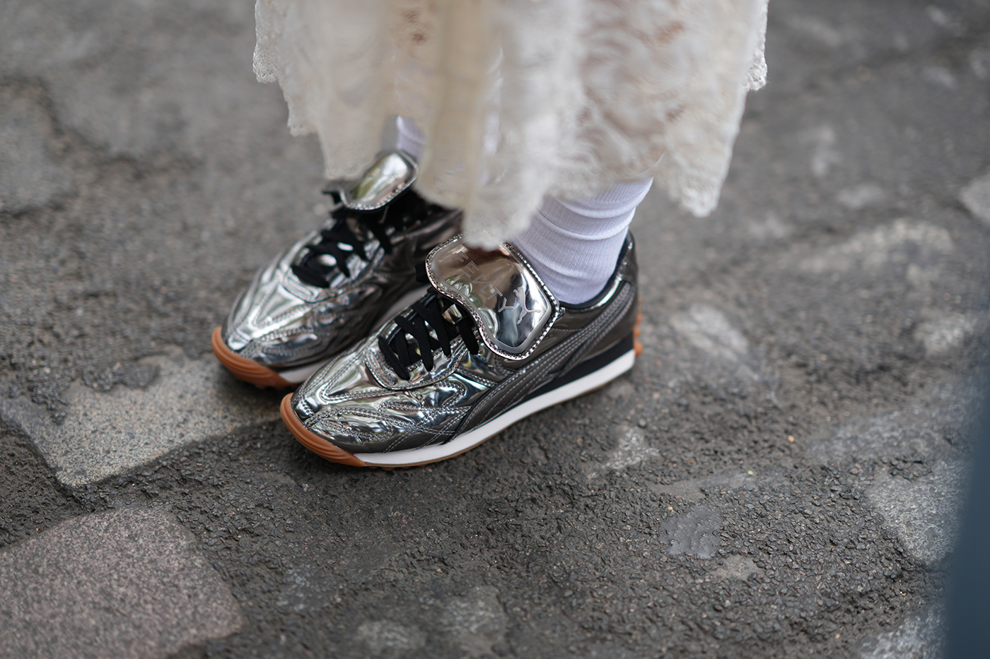 Τrend Alert: Τα sneakers της άνοιξης δεν θα είναι λευκά-1