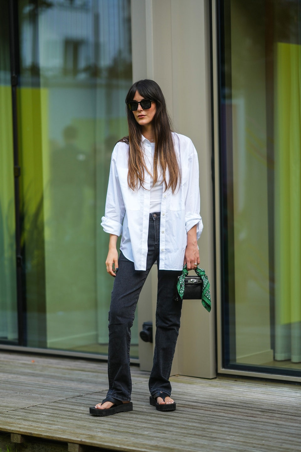 Μαύρα τζιν: Baggy, capri ή wide-leg; Το καλοκαίρι συνδυάζονται με αυτά τα σανδάλια-1