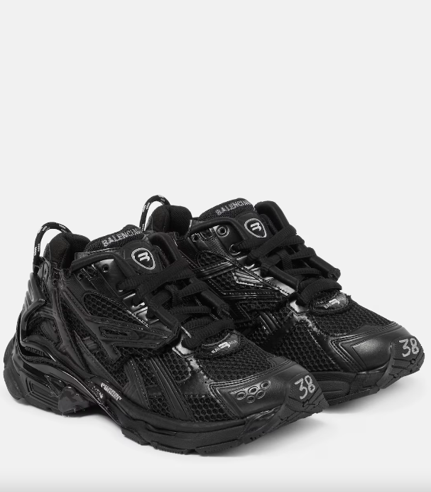 6 μαύρα sneakers που είναι trending κάθε σεζόν-6