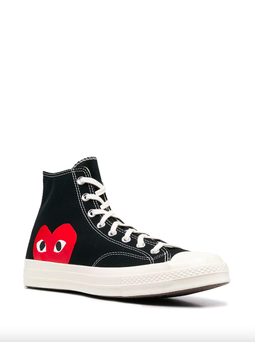 6 μαύρα sneakers που είναι trending κάθε σεζόν-4