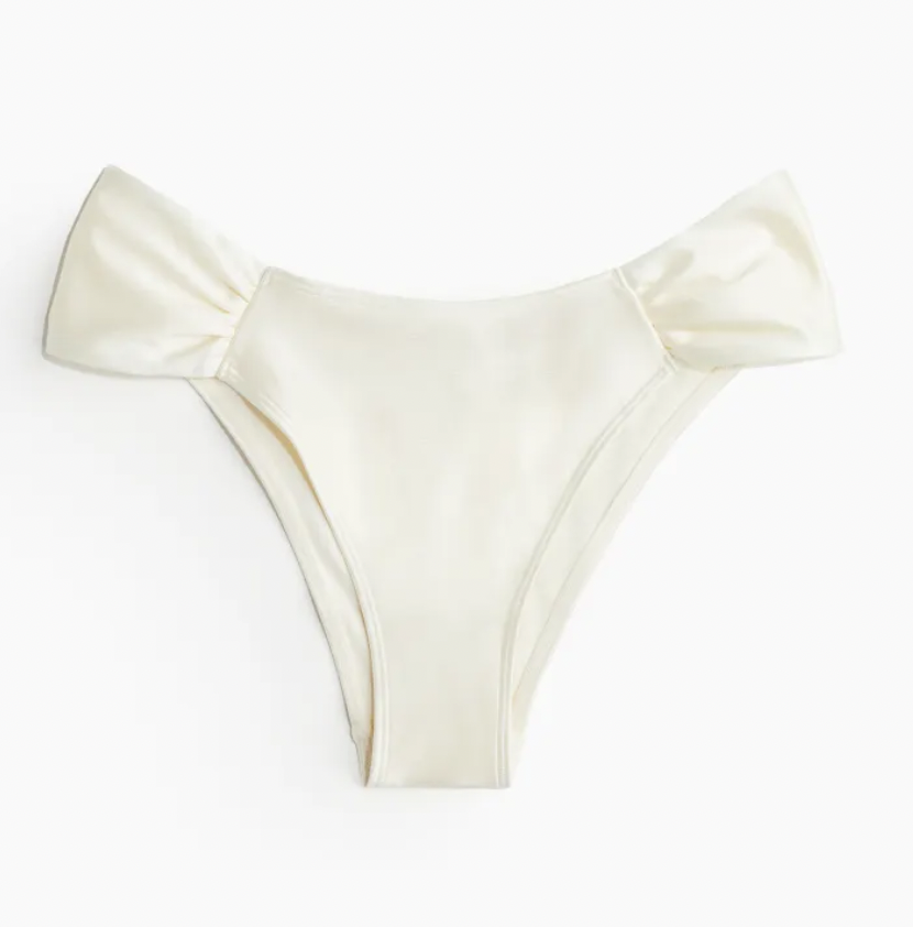 Coquette μπικίνι: Το beachwear trend που έχει την προσοχή μας τώρα-3
