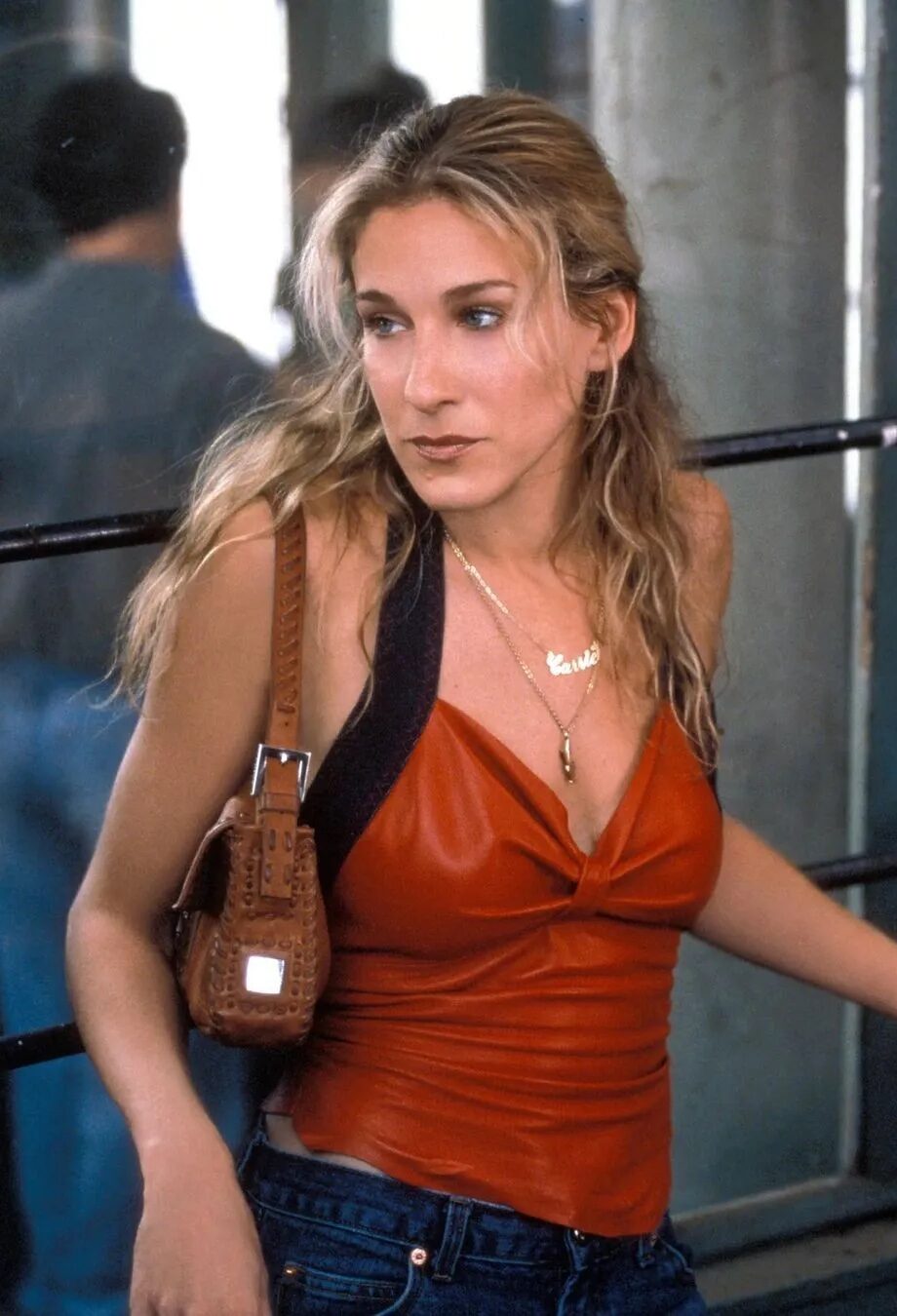 carrie-bradshaw-core-to-iconic-στιλ-της-carrie-αναβιώνει-26-χρόνια-μετ-313629