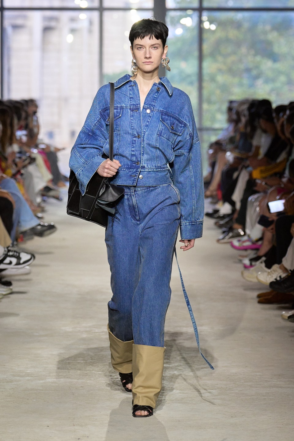 Straight jeans: Πώς θα τα φορέσετε με ψηλοτάκουνα στο γραφείο και το dinner;-2
