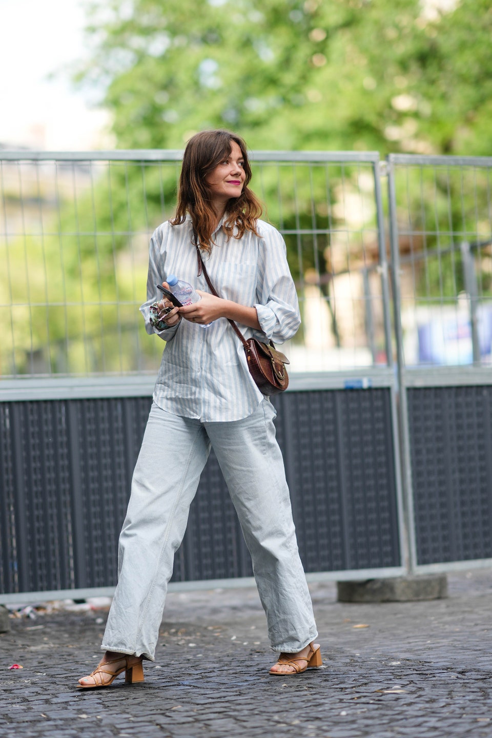 Straight jeans: Πώς θα τα φορέσετε με ψηλοτάκουνα στο γραφείο και το dinner;-6