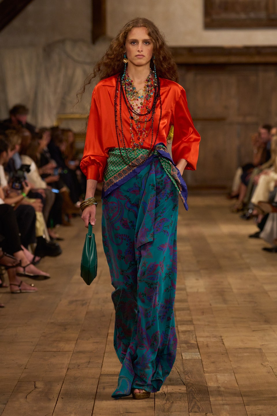 Palazzo pants: Οι πιο κομψοί τρόποι να συνδυάσετε τις αέρινες παντελόνες-4