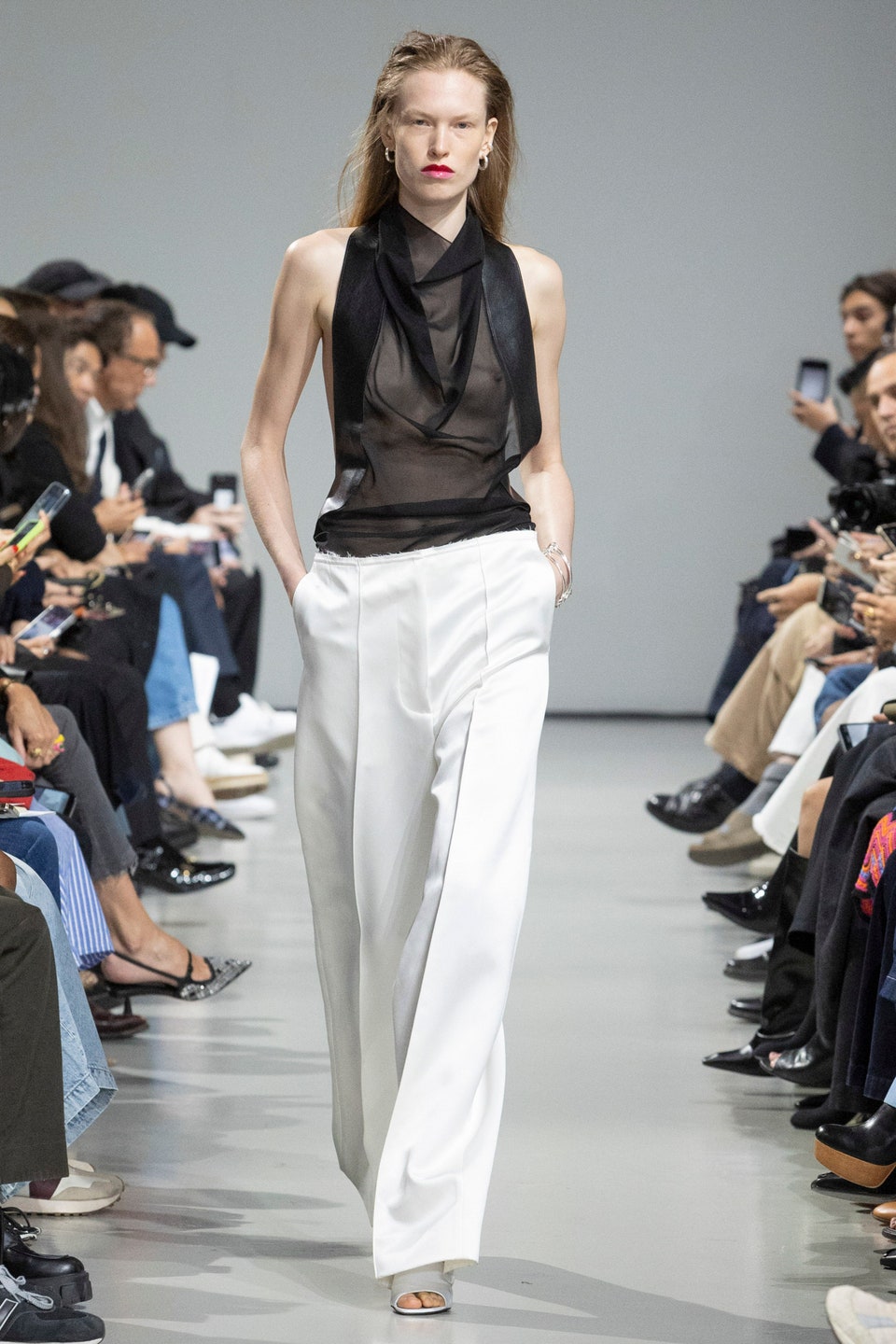 Palazzo pants: Οι πιο κομψοί τρόποι να συνδυάσετε τις αέρινες παντελόνες-1
