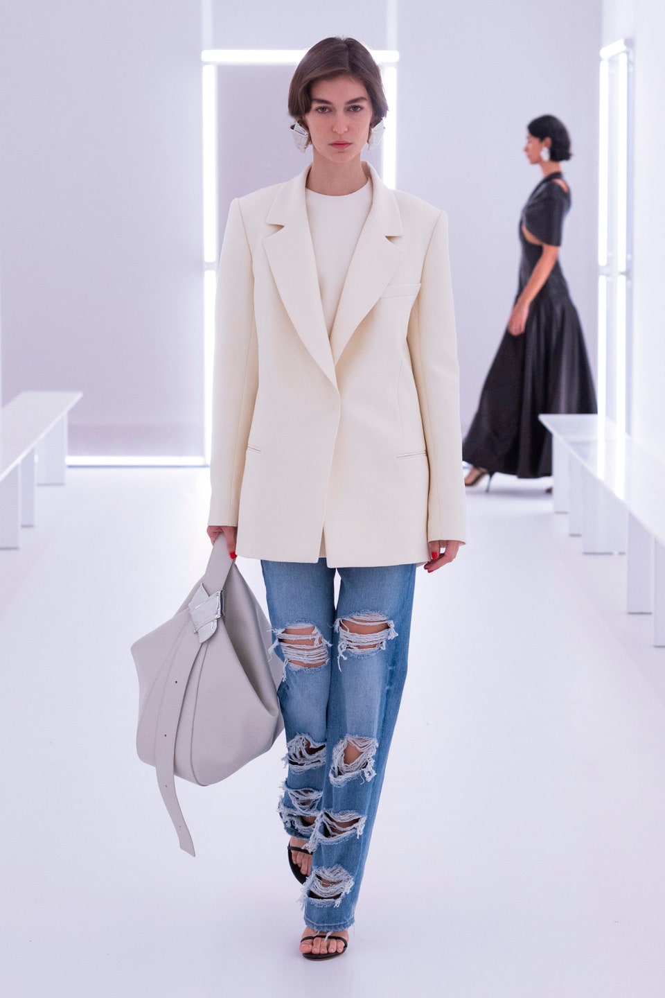 Straight jeans: Πώς θα τα φορέσετε με ψηλοτάκουνα στο γραφείο και το dinner;-3