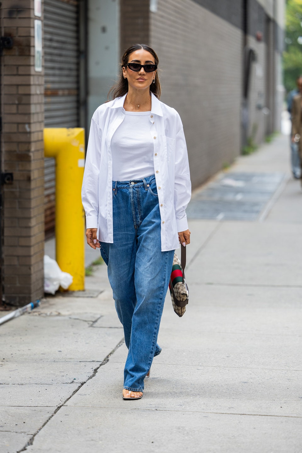 Straight jeans: Πώς θα τα φορέσετε με ψηλοτάκουνα στο γραφείο και το dinner;-7