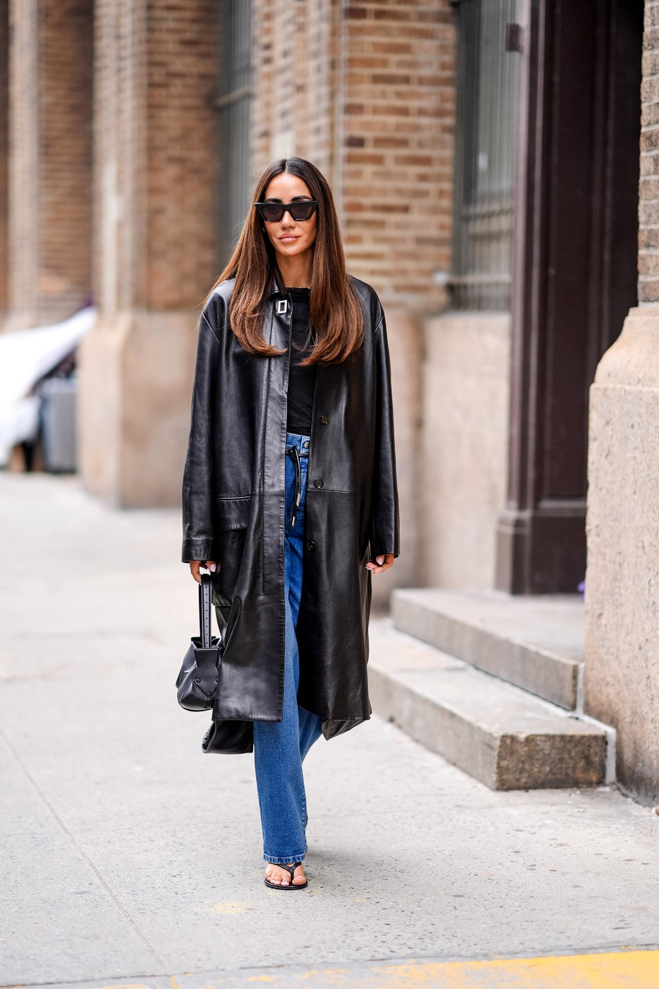 Straight jeans: Πώς θα τα φορέσετε με ψηλοτάκουνα στο γραφείο και το dinner;-5