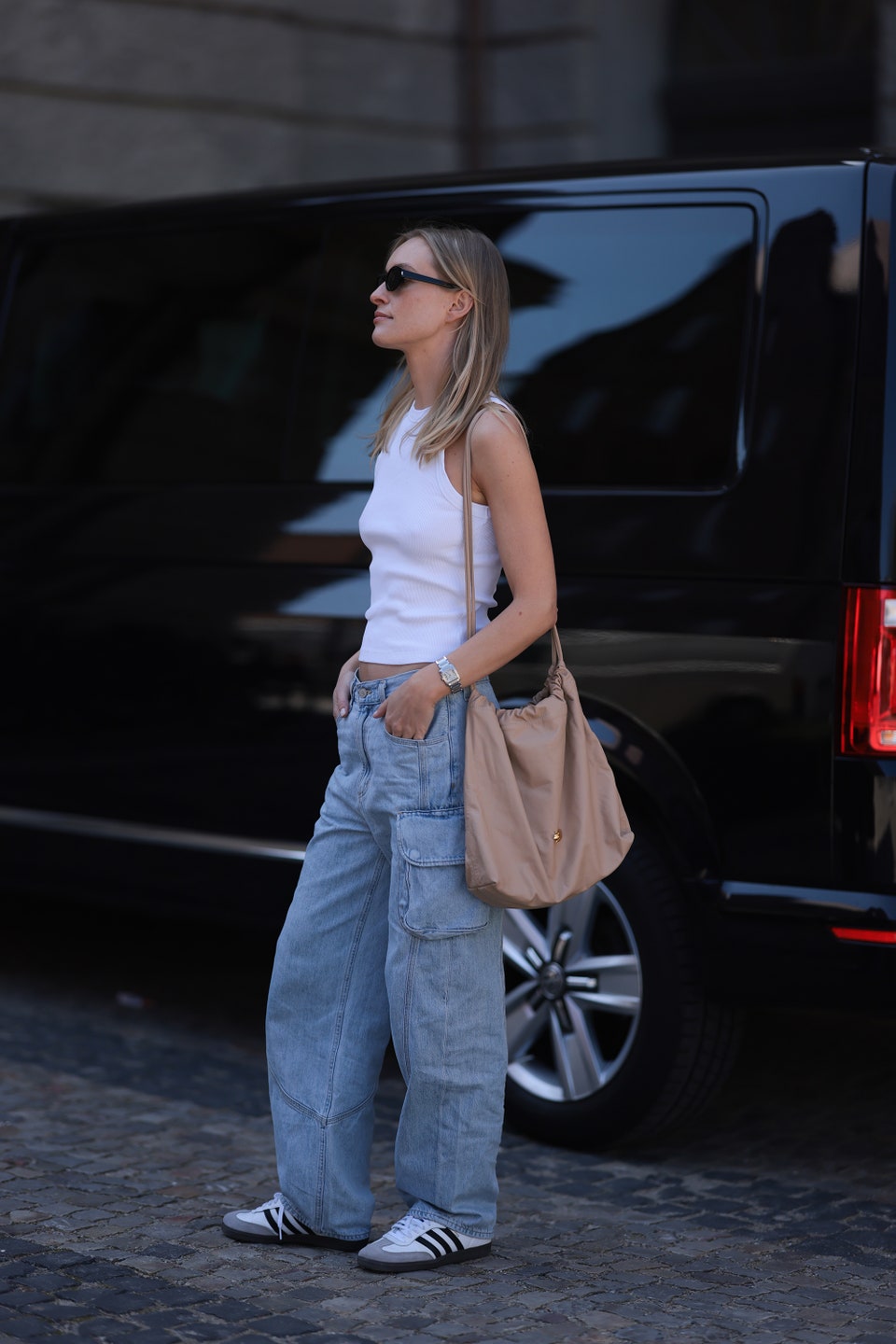 Λευκά adidas Samba: Είναι η fashion εμμονή της σεζόν και η Vogue προτείνει τους best of συνδυασμούς-2
